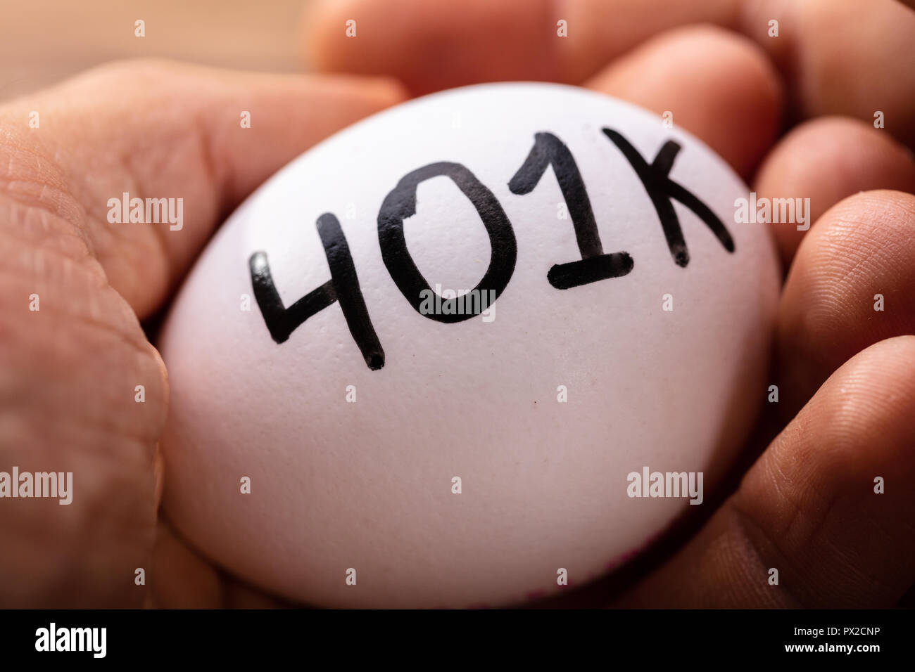 Close-up d'une main d'HOMME La protection des oeufs blancs 401k Banque D'Images