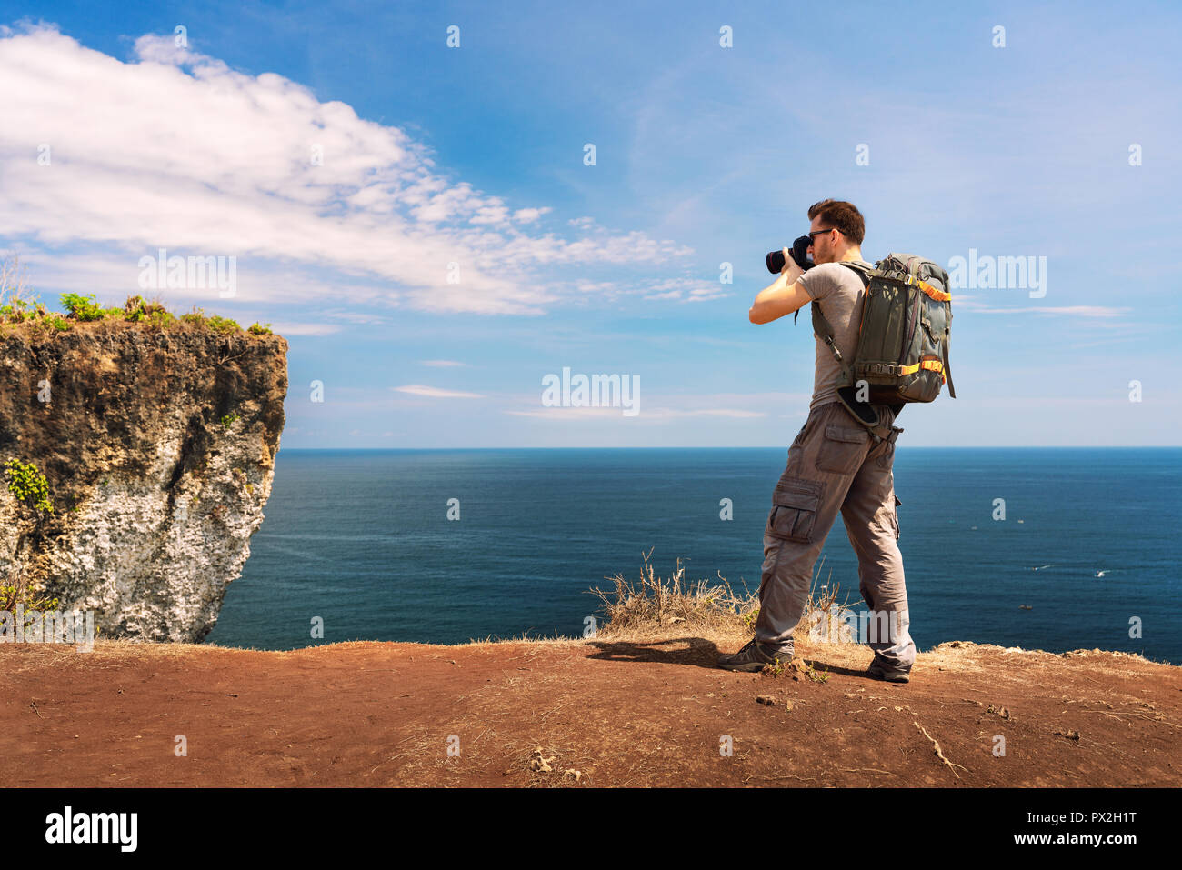 Photographe avec appareil photo en main taking photo nature paysage montagne sur falaise. Vie de voyage hobby concept Banque D'Images