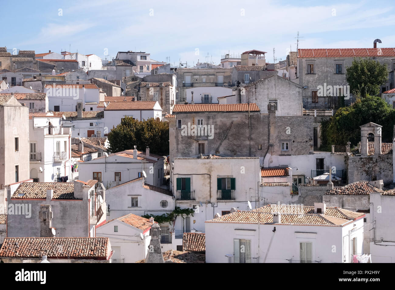Scène sur le toit avec des toits de tuiles rouges à Monte Sant'Angelo, une colline dans les Pouilles, Italie du sud. Banque D'Images