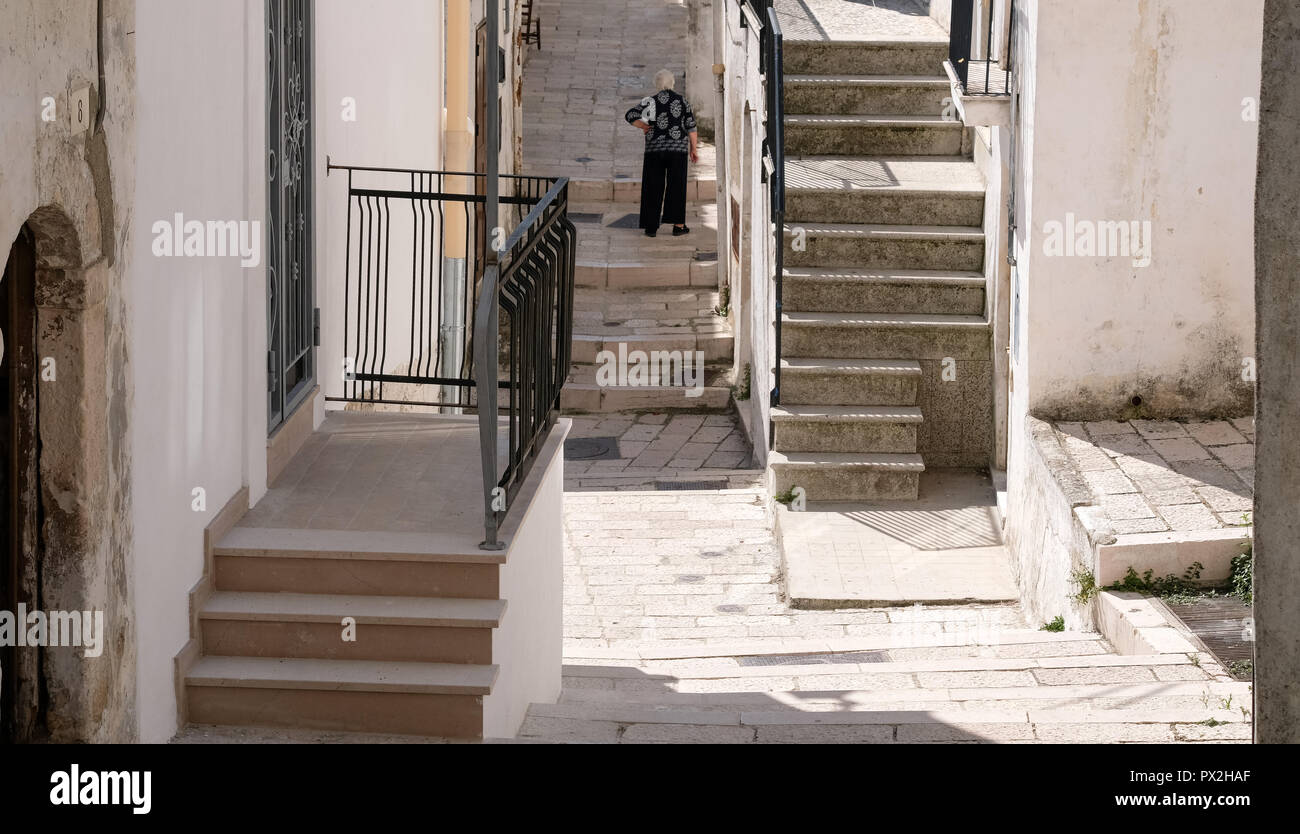 Scène de rue avec des étapes à Monte Sant'Angelo, sur le promontoire du Gargano dans les Pouilles, Italie du sud. Banque D'Images