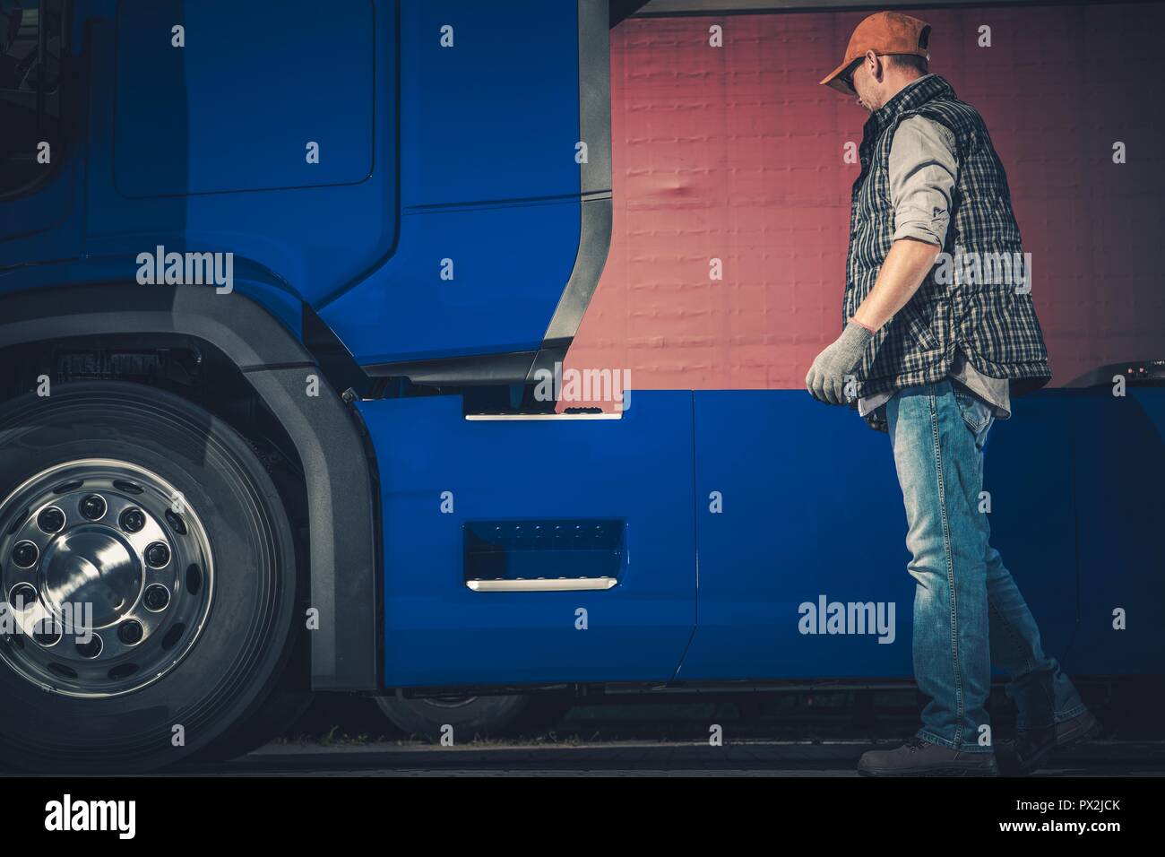 Semi Truck Stop Checkup par Caucasian camionneur. L'industrie du transport lourd. Banque D'Images
