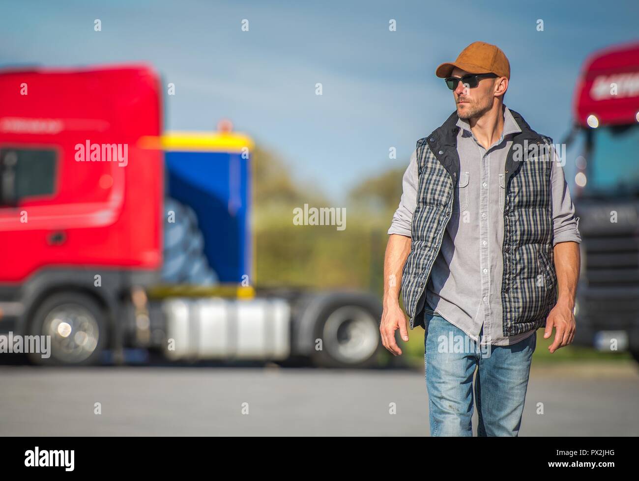 Camionneur caucasienne dans la trentaine et l'arrêt de camion. L'industrie des transports. Banque D'Images