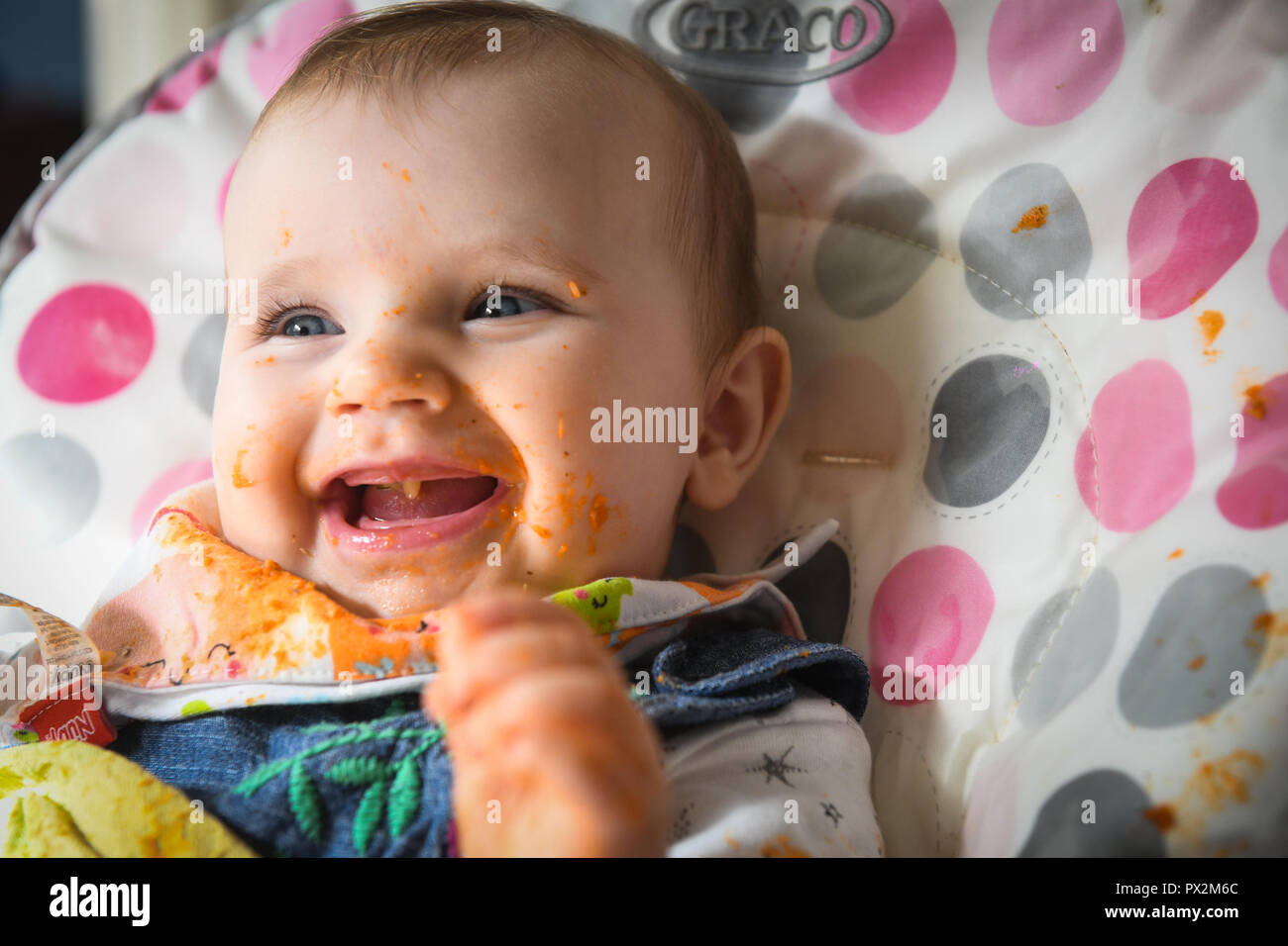 Un Bebe Blanc Avec Des Yeux Bleus Sur La Photo Avec De La Nourriture Sur Le Visage Il Qu Il Commence A Conduit Le Sevrage De Bebe Photo Stock Alamy