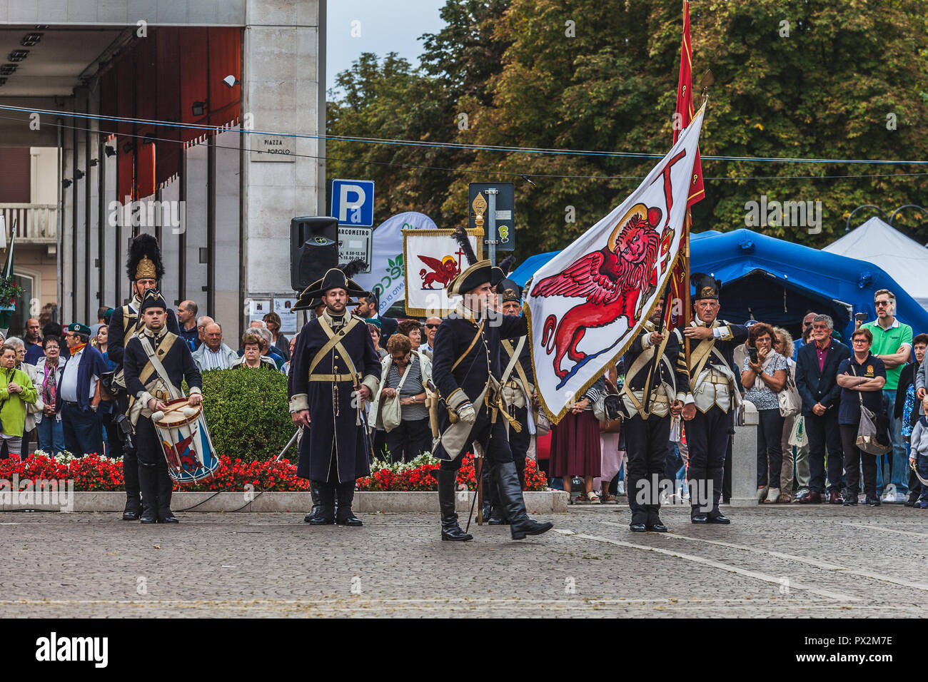 VITTORIO VENETO, ITALIE - 23 septembre 2018 : reconstitution historique avec des gens habillés comme des soldats du 19e siècle de la République de Venise Banque D'Images