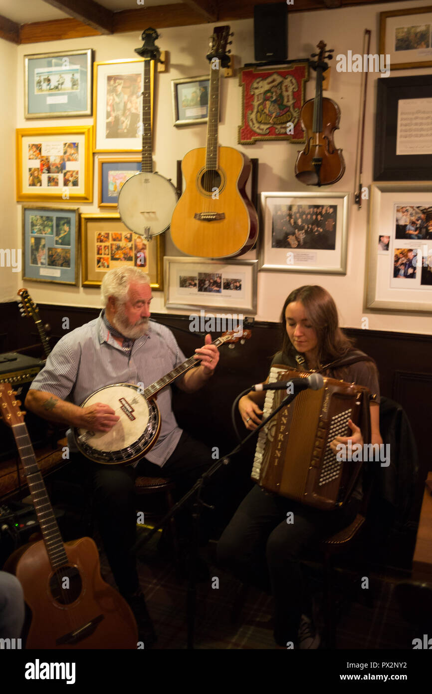 La musique folklorique traditionnelle écossaise en bande Port Charlotte bar de l'hôtel, à Port Charlotte, en Écosse, le 14 octobre 2018. Banque D'Images