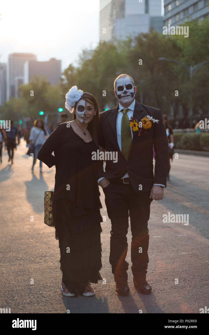 Un couple, le port de crâne typique et habillé à la mode de maquillage pour le Jour des Morts posent ville du Mexique au jour de la traditionnelle parade morte Banque D'Images