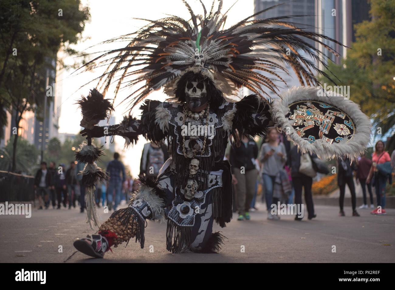 Un homme vêtu comme un guerrier aztèque typique port au maquillage Fête des  Morts à Mexico City Parade Photo Stock - Alamy