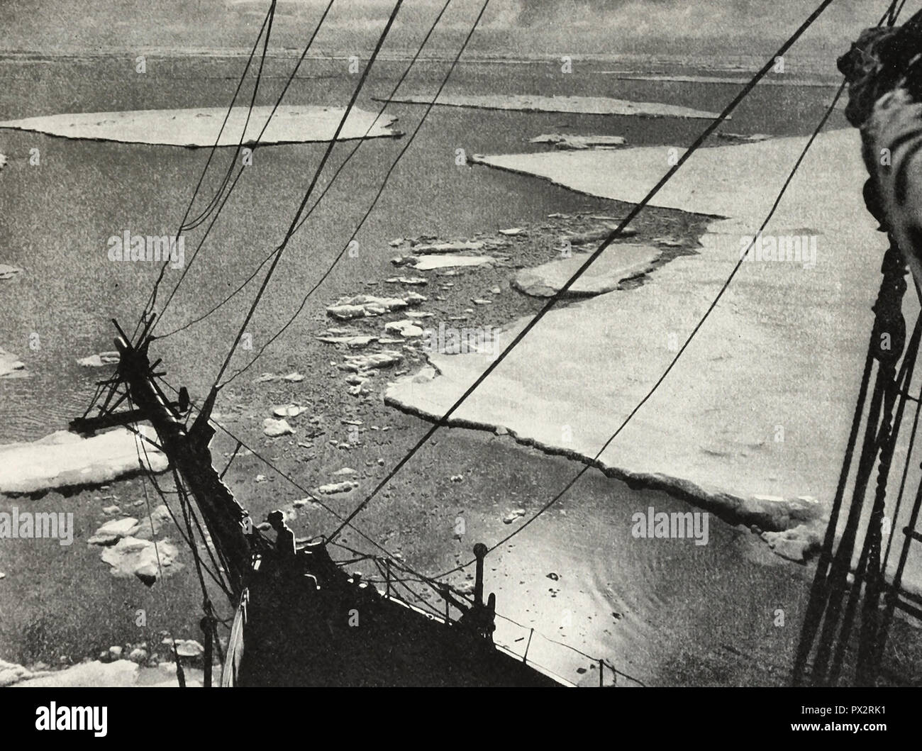 Un bateau en bois en direction du sud à travers la banquise, vers 1910 Banque D'Images