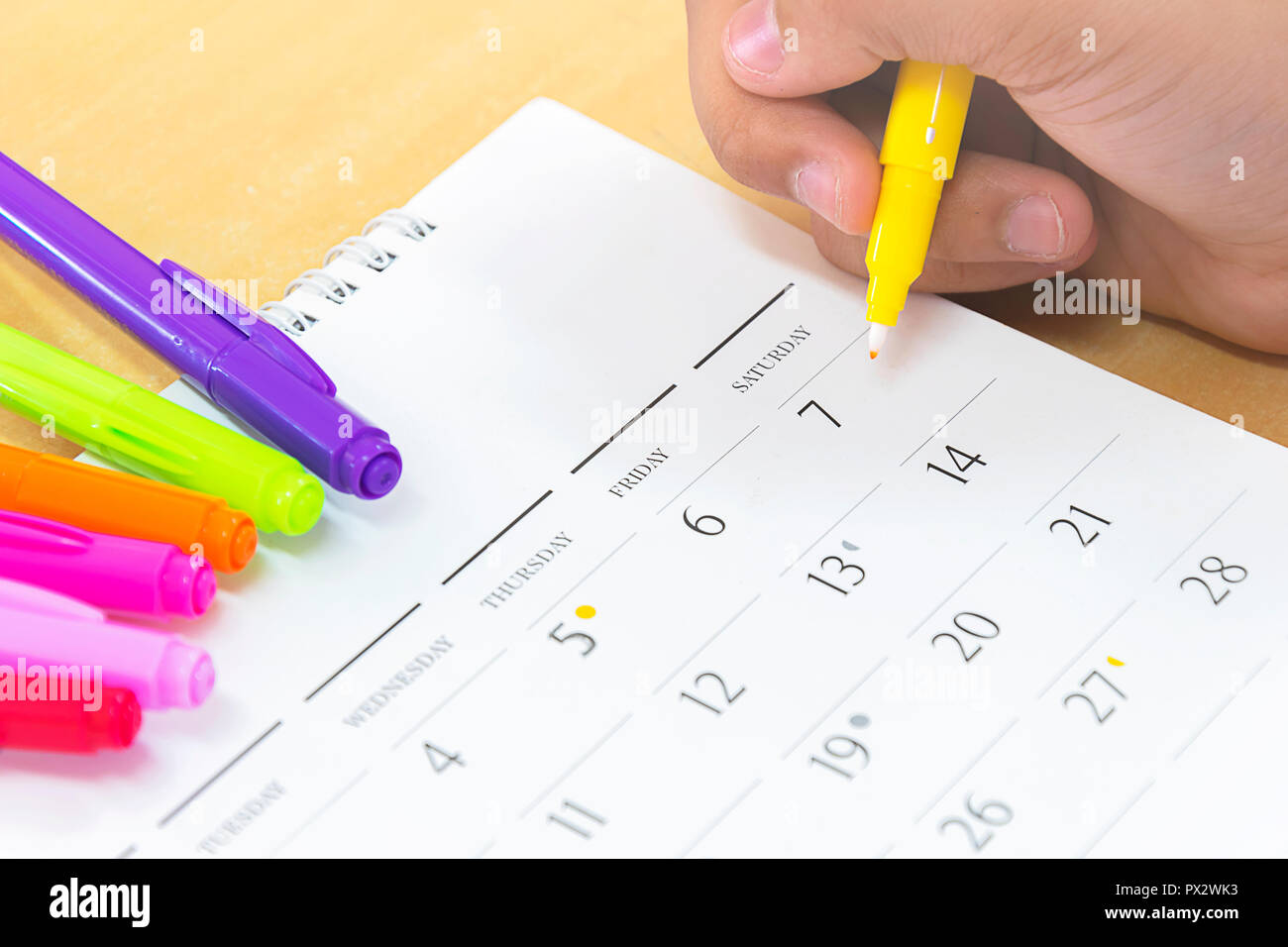 La planification de la vie est une partie importante de l'avenir, la planification d'un itinéraire de vacances, calendrier, stylo jaune, date. Banque D'Images