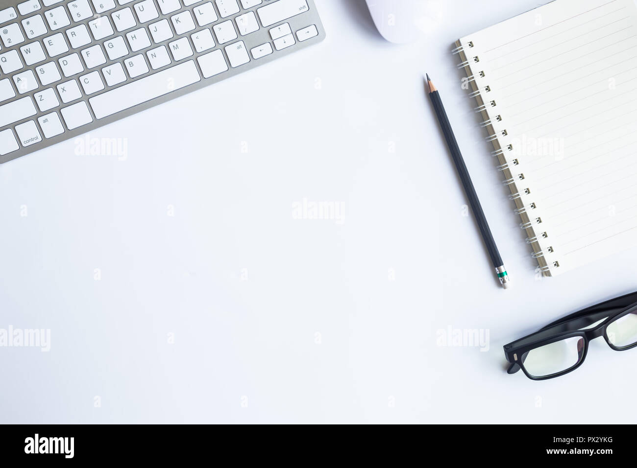 Bureau blanc bureau avec ordinateur portable, smartphone et autres fournitures de travail avec une tasse de café. Vue supérieure avec espace pour copier le texte d'entrée. Espace créateur Banque D'Images