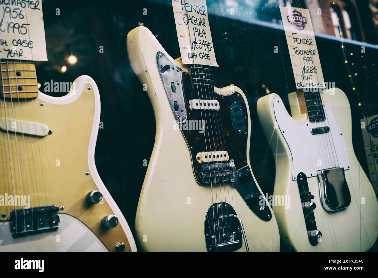 Hanks guitares acoustiques. Guitares anciennes dans la vitrine, Tin Pan Alley / Denmark Street, Londres, Angleterre. Vintage filtre appliqué Banque D'Images