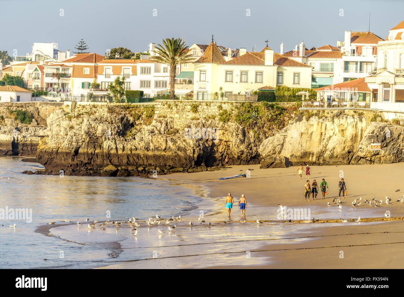 Vue sur une plage dans le village touristique de Cascais, Portugal Banque D'Images
