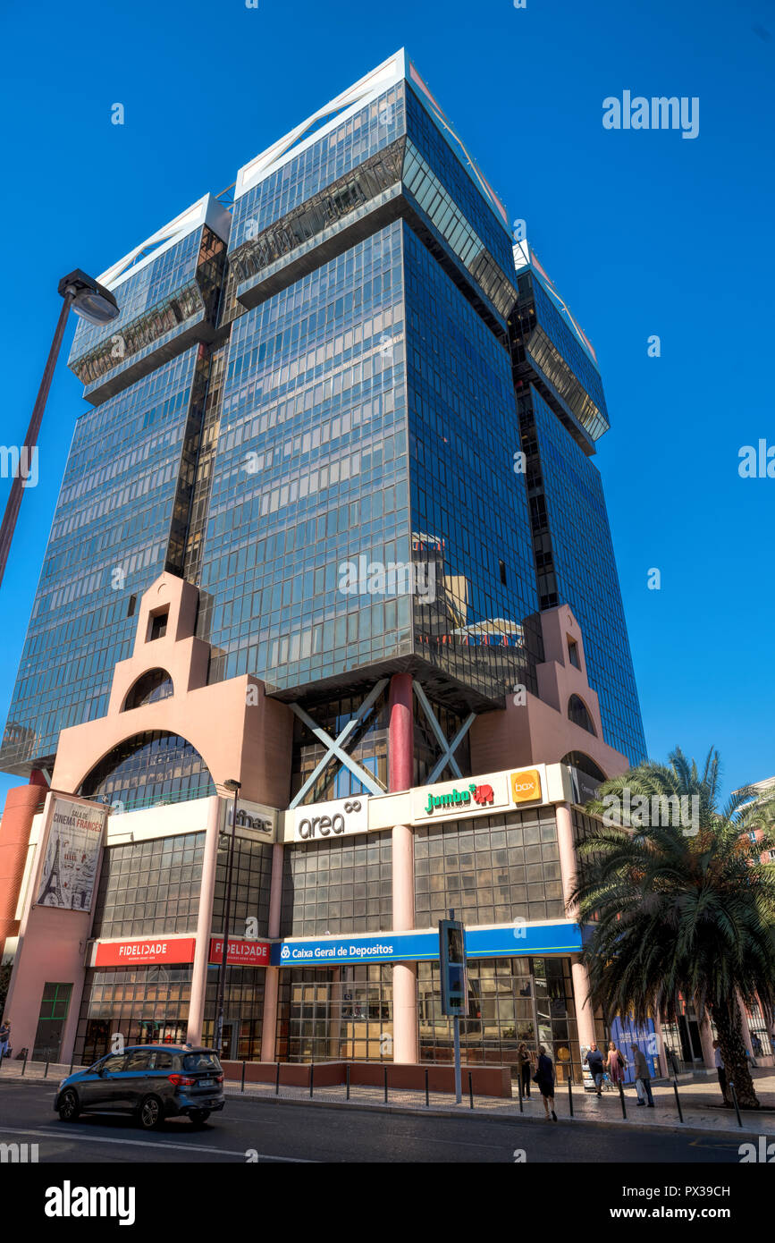 Vue de la façade moderne du centre commercial Amoreiras, icône de la capitale portugaise. Au sommet de l'édifice la 360 terrasse panoramique avec vue panoramique de Li Banque D'Images