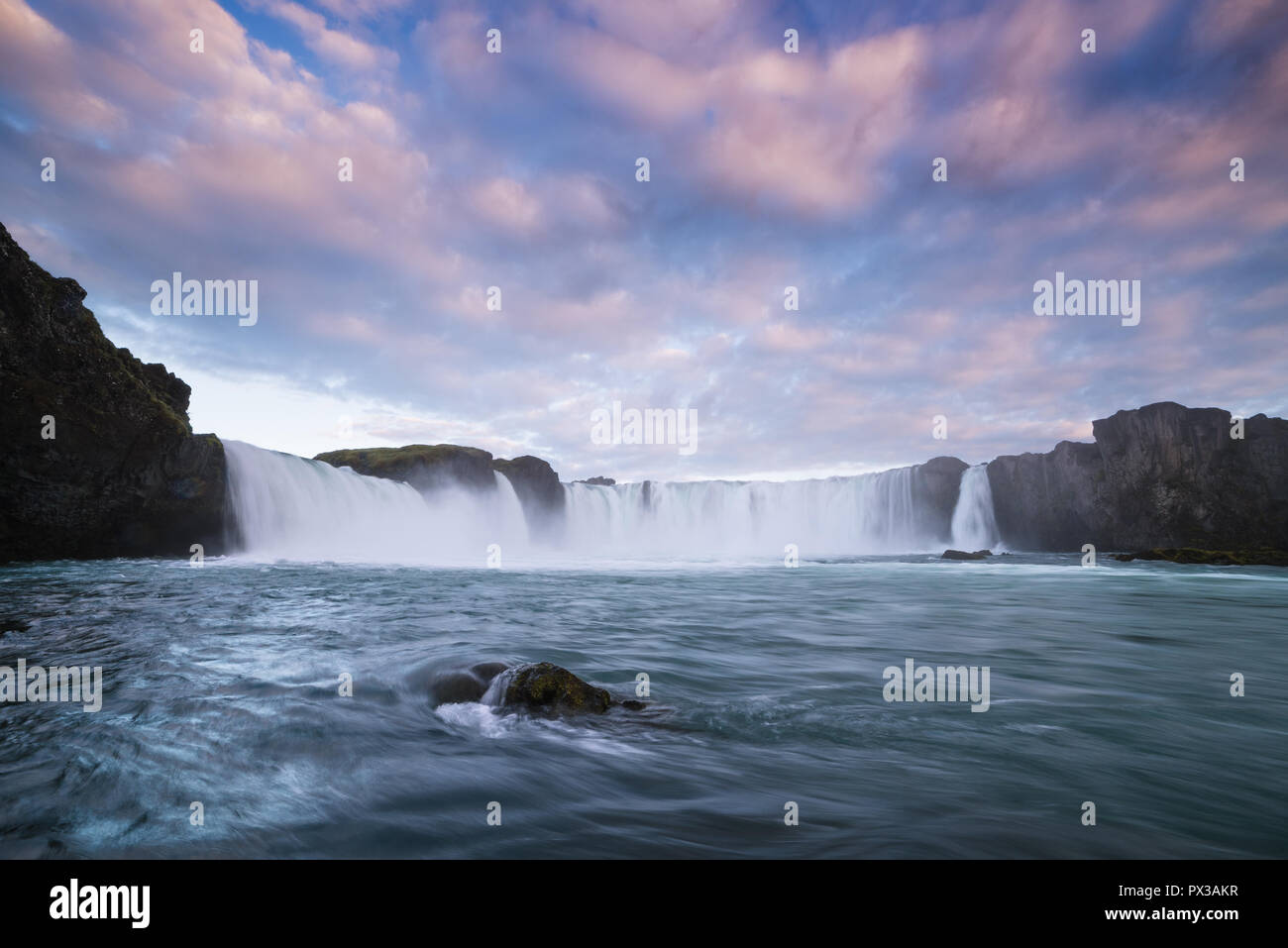 - Godafoss l'une des chutes d'Islande. Célèbre Attraction touristique. Paysage avec une cascade sur la rivière et un beau ciel au coucher du soleil Banque D'Images