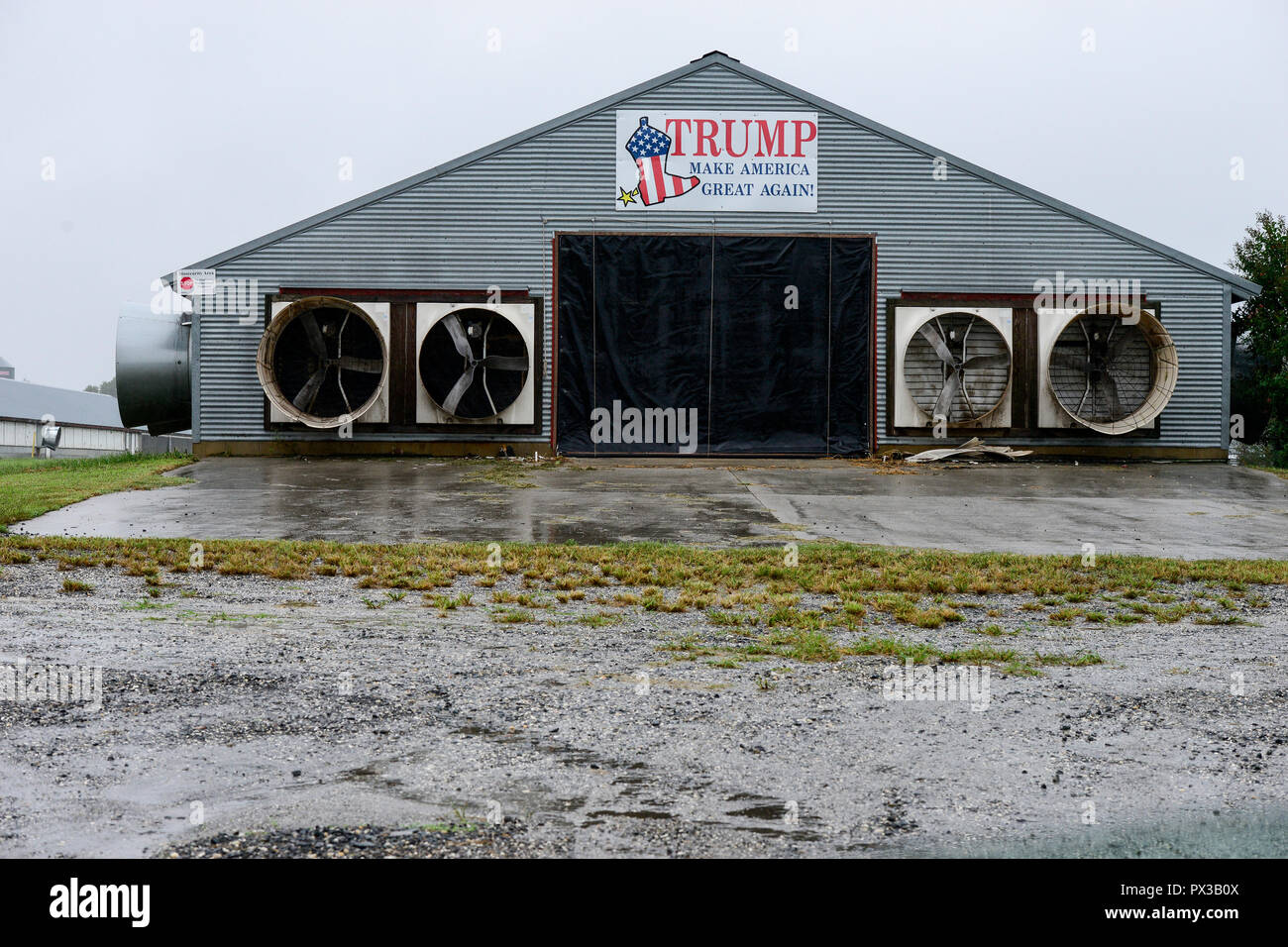 USA, Virginie, Donald Trump, banner Faire Nord Grand Nouveau à stable de porc Banque D'Images USA, Virginie, Donald Trump, banner Faire Nord Grand Nouveau à stable de porc Banque D'Images