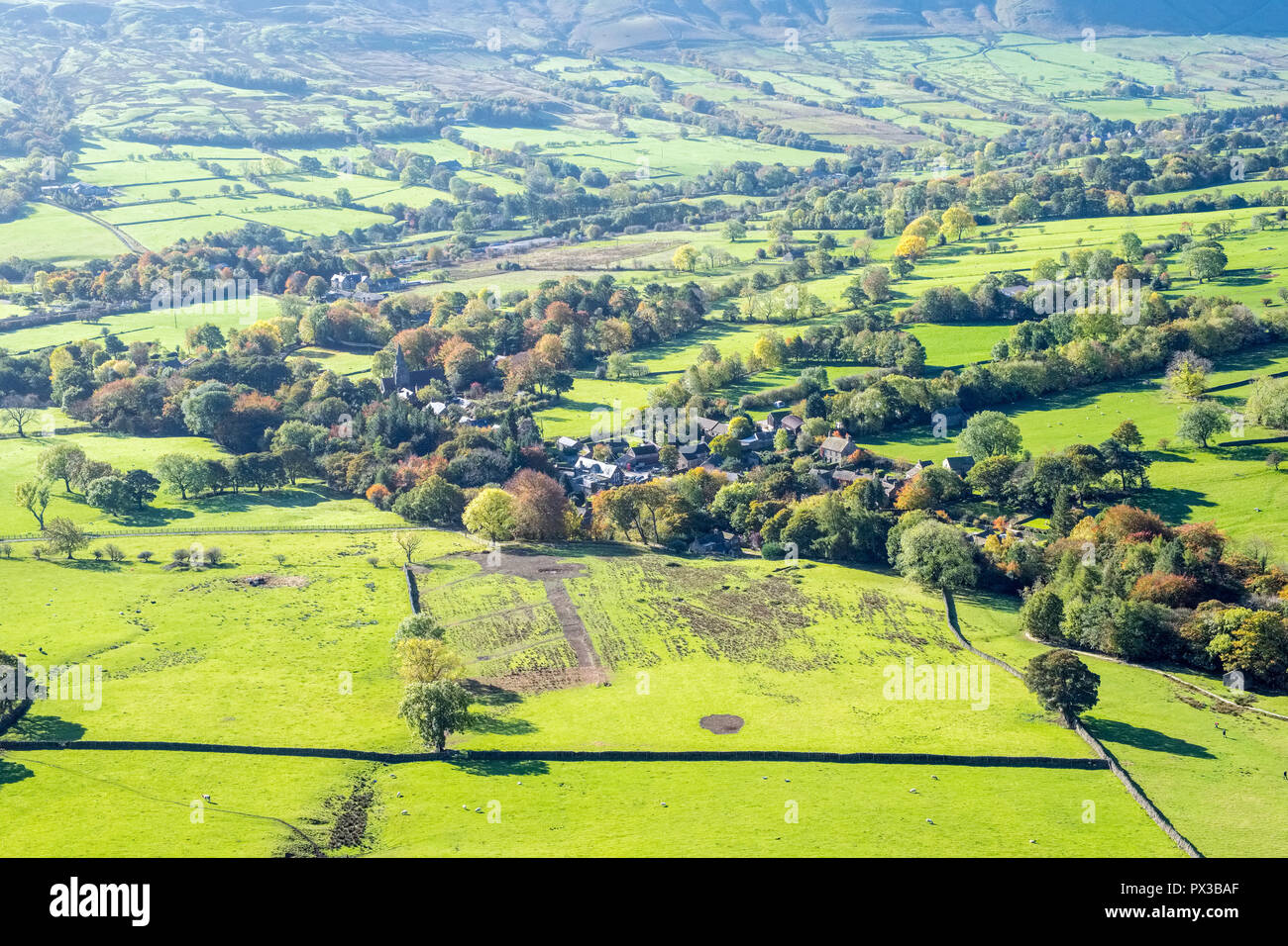 Le village de Edale ci-dessous Kinder scout dans le parc national de Peak District, Derbyshire, Royaume-Uni Banque D'Images