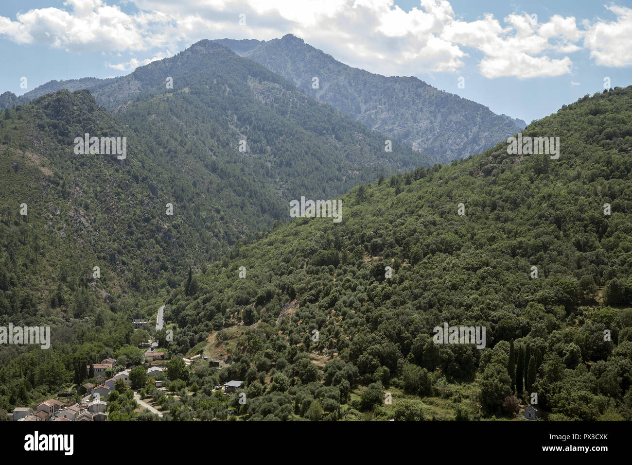 Les montagnes autour de la ville de Corte. Góry w okolicy miasta Corte. Banque D'Images