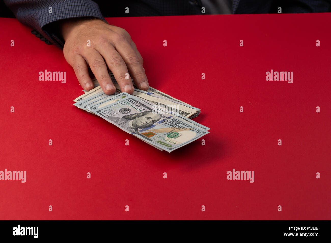 Selective focus,Man lot de centaines de dollars. Mains de près. La vénalité, corruption, pot-de-concept. Part le fait de donner de l'argent - United States Dol Banque D'Images