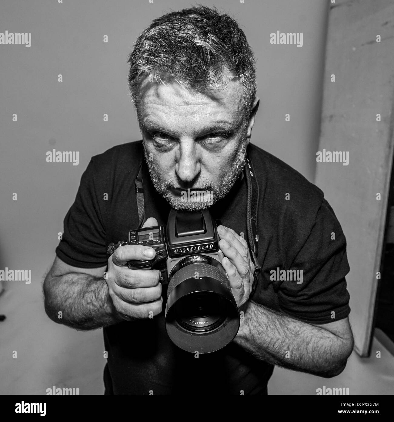 Berlin, Deutschland. 17 Oct, 2018. Exclusif : 17.10.2018, meilleur photographe John Rankin Waddell 'Rankin' a été réservé à la toile Bombay Sapphire Bar à Berlin. Portrait exclusif du photographe avec son appareil photo Hasselblad en face de son travail. En Allemagne, Rankin est également connu pour ses emplois en France's Next Top Model. Utilisation dans le monde entier | Credit : dpa/Alamy Live News Banque D'Images