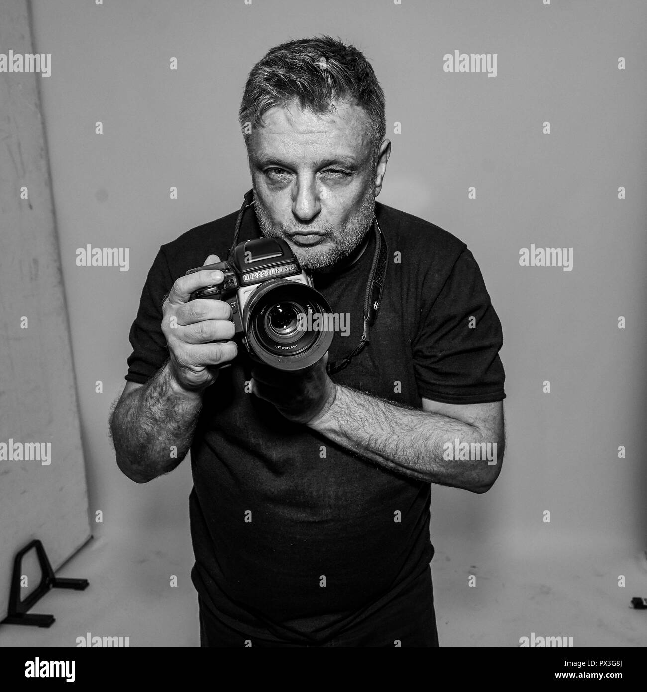 Berlin, Deutschland. 17 Oct, 2018. Exclusif : 17.10.2018, meilleur photographe John Rankin Waddell 'Rankin' a été réservé à la toile Bombay Sapphire Bar à Berlin. Portrait exclusif du photographe avec son appareil photo Hasselblad en face de son travail. En Allemagne, Rankin est également connu pour ses emplois en France's Next Top Model. Utilisation dans le monde entier | Credit : dpa/Alamy Live News Banque D'Images