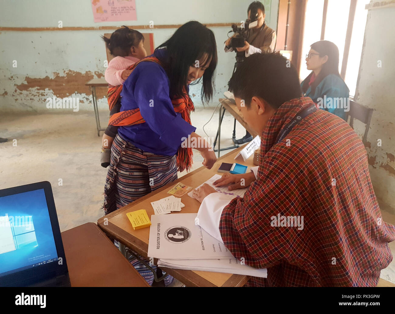 18 octobre 2018, le Bhoutan, Thimphu : une femme laisse une empreinte digitale de l'électeur à un bureau de scrutin dans la capitale du Bhoutan Thimphu. Le petit royaume himalayen a tenu sa troisième élection parlementaire depuis l'introduction de la monarchie constitutionnelle en 2008. (Dpa 'chirurgien populaire devient premier ministre du Bhoutan' à partir de 19.10.2018) Photo : Nick Kaiser/dpa Banque D'Images