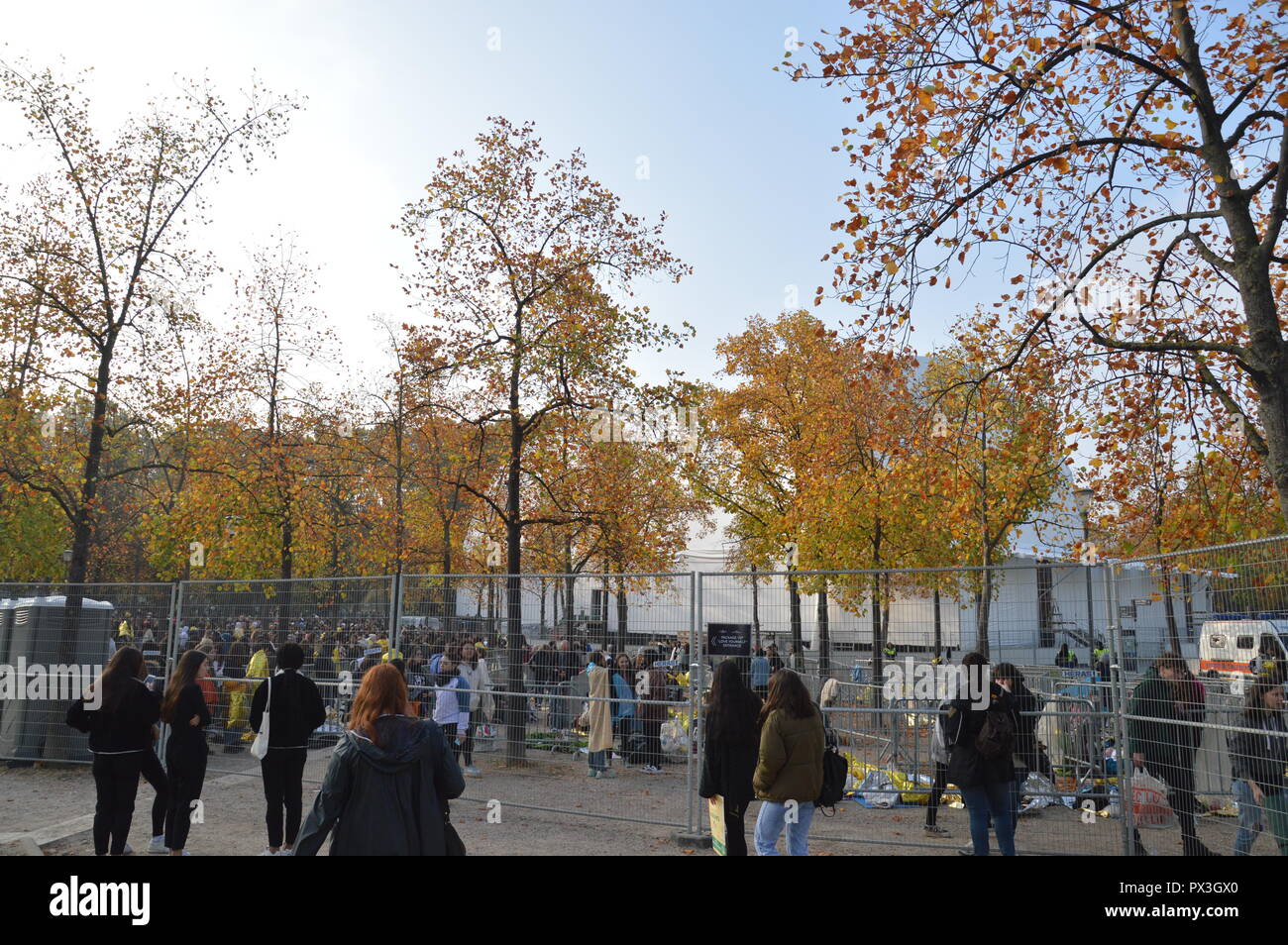 Paris, France. 19 octobre, 2018. Fans de kpop BTS (Bangtan la bande de garçons ou Bulletproof Boy Scouts)dorment en attente à l'extérieur depuis la veille pour le concert à Paris-Bercy (Accord Hotel Arena). 19 octobre 2018. ALPHACIT NEWIM / Alamy Live News Banque D'Images