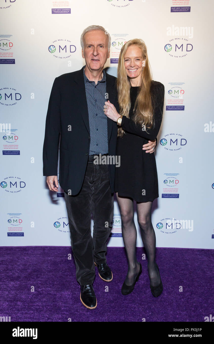 Los Angeles, USA. 18 octobre, 2018. James Cameron (à gauche) et son épouse Suzy Amis Cameron (droite) assister au lancement de Suzy Amis Cameron's book 'OMD : le simple, les Programme pour enregistrer votre santé, enregistrez votre Waistline, et sauver la planète' animée par James Cameron dans Crossroads restaurant. Crédit : Vladimir M. Yazev/Alamy Live News. Banque D'Images