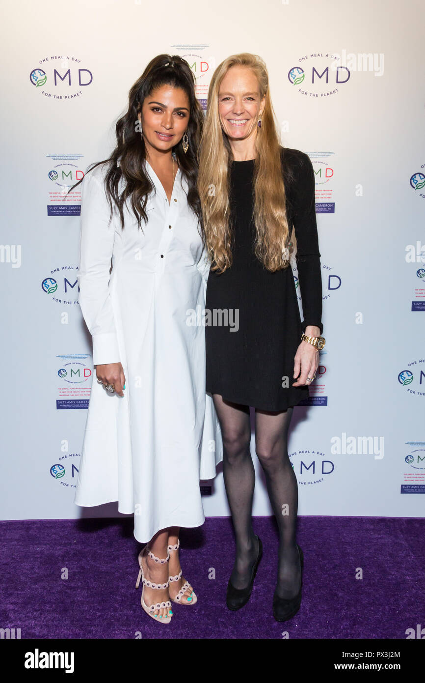 Los Angeles, USA. 18 octobre, 2018. Camila Alves (à gauche) et Suzy Amis Cameron (droite) assister au lancement de Suzy Amis Cameron's book 'OMD : le simple, les Programme pour enregistrer votre santé, enregistrez votre Waistline, et sauver la planète' animée par James Cameron dans Crossroads restaurant. Crédit : Vladimir M. Yazev/Alamy Live News. Banque D'Images
