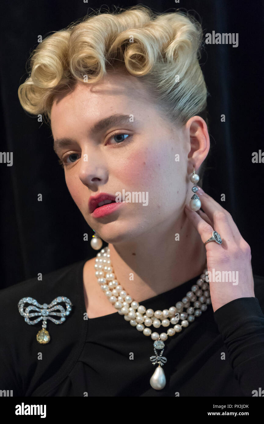 Londres, Royaume-Uni. 19 octobre 2018. Un modèle porte des bijoux de Marie-antoinette (G à D) diamond brooch, seconde moitié du xviiie siècle (est. USD 50k-80k), natural pearl and diamond necklace trois rangs de 116 perles graduées (Est USD200k-300k), natural pearl and diamond necklace (Est USD40k-70k), 'La Reine Marie Antoinette's Pearl', naturel pendentif perles et diamants ensemble xviiie siècle (Est USD1m-2m), paire de diamants et de perles naturelles pendant earrings, fin du 18e siècle (l'Est USD200k-300k) et l'anneau de blocage de monogrammé contenant la reine des cheveux (est. USD8k-10k). Crédit : Stephen Chung/Alamy Live News Banque D'Images