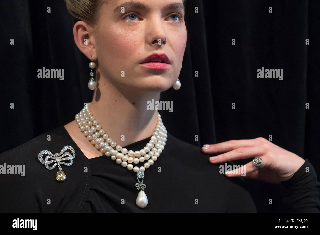 Londres, Royaume-Uni. 19 octobre 2018. Un modèle porte des bijoux de Marie-antoinette (G à D) diamond brooch, seconde moitié du xviiie siècle (est. USD 50k-80k), natural pearl and diamond necklace trois rangs de 116 perles graduées (Est USD200k-300k), natural pearl and diamond necklace (Est USD40k-70k), 'La Reine Marie Antoinette's Pearl', naturel pendentif perles et diamants ensemble xviiie siècle (Est USD1m-2m), paire de diamants et de perles naturelles pendant earrings, fin du 18e siècle (l'Est USD200k-300k) et l'anneau de blocage de monogrammé contenant la reine des cheveux (est. USD8k-10k). Crédit : Stephen Chung/Alamy Live News Banque D'Images