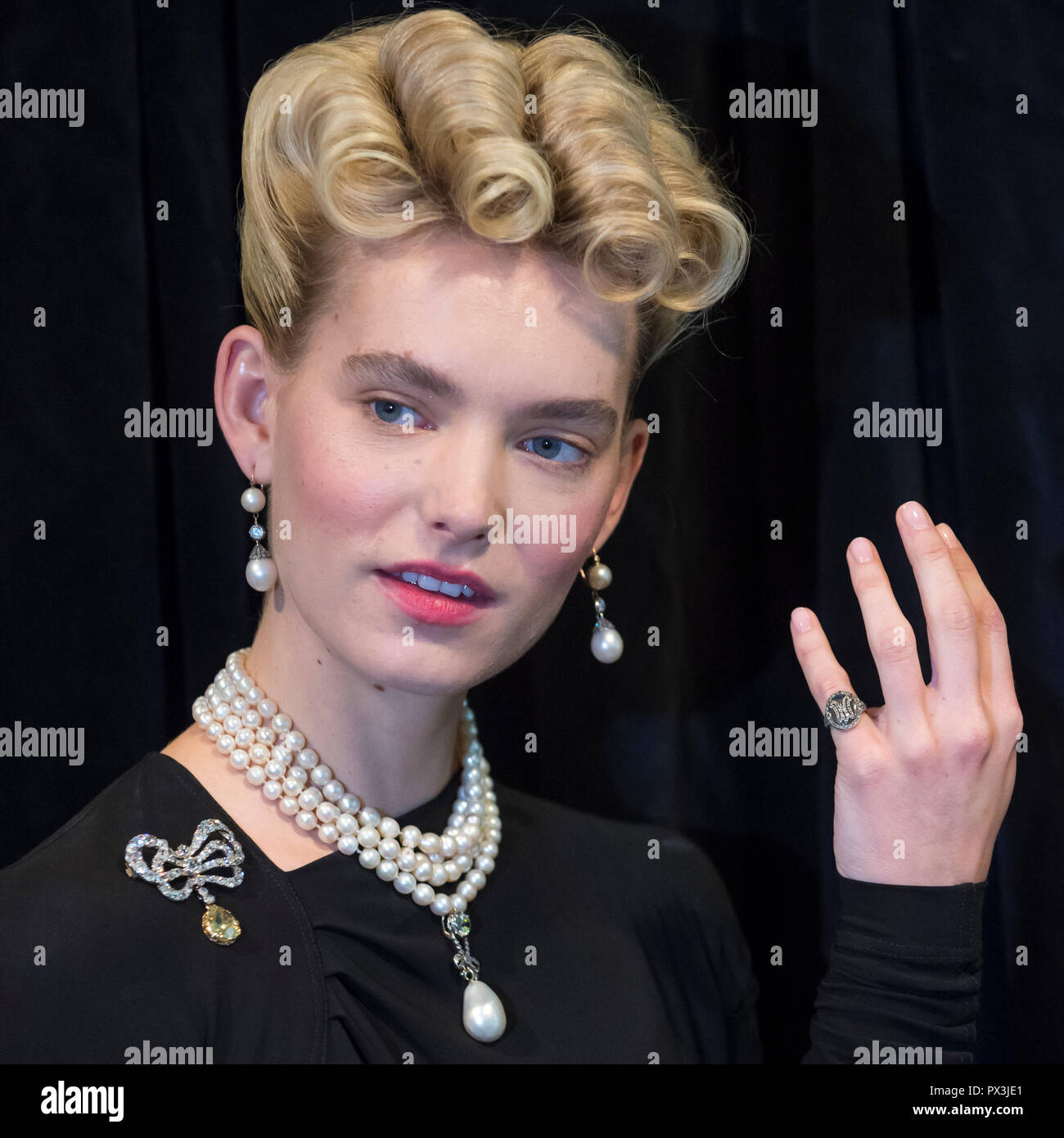 Londres, Royaume-Uni. 19 octobre 2018. Un modèle porte des bijoux de Marie-antoinette (G à D) diamond brooch, seconde moitié du xviiie siècle (est. USD 50k-80k), natural pearl and diamond necklace trois rangs de 116 perles graduées (Est USD200k-300k), natural pearl and diamond necklace (Est USD40k-70k), 'La Reine Marie Antoinette's Pearl', naturel pendentif perles et diamants ensemble xviiie siècle (Est USD1m-2m), paire de diamants et de perles naturelles pendant earrings, fin du 18e siècle (l'Est USD200k-300k) et l'anneau de blocage de monogrammé contenant la reine des cheveux (est. USD8k-10k). Crédit : Stephen Chung/Alamy Live News Banque D'Images