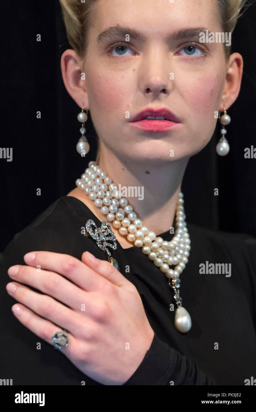 Londres, Royaume-Uni. 19 octobre 2018. Un modèle porte des bijoux de Marie-antoinette (G à D) l'anneau de blocage de monogrammé contenant la reine des cheveux (est. USD8k-10k), diamond brooch, seconde moitié du xviiie siècle (est. USD 50k-80k), paire de diamants et de perles naturelles pendant earrings, fin du 18e siècle (l'Est USD200k-300k), natural pearl and diamond necklace trois rangs de 116 perles graduées (Est USD200k-300k), natural pearl and diamond necklace (Est USD40k-70k), et 'la reine Marie Antoinette's Pearl', naturel pendentif perles et diamants ensemble xviiie siècle (Est USD1m-2m). Crédit : Stephen Chung/Alamy Live News Banque D'Images