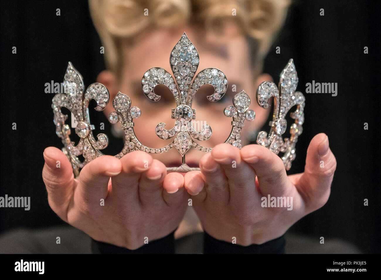 Londres, Royaume-Uni. 19 octobre 2018. Un modèle présente diamond tiara,  Hübner, vers 1912, de fleur de lys, avec des diamants (USD350k-550k) de  Charles X, roi de France. Dirigé par un groupe de