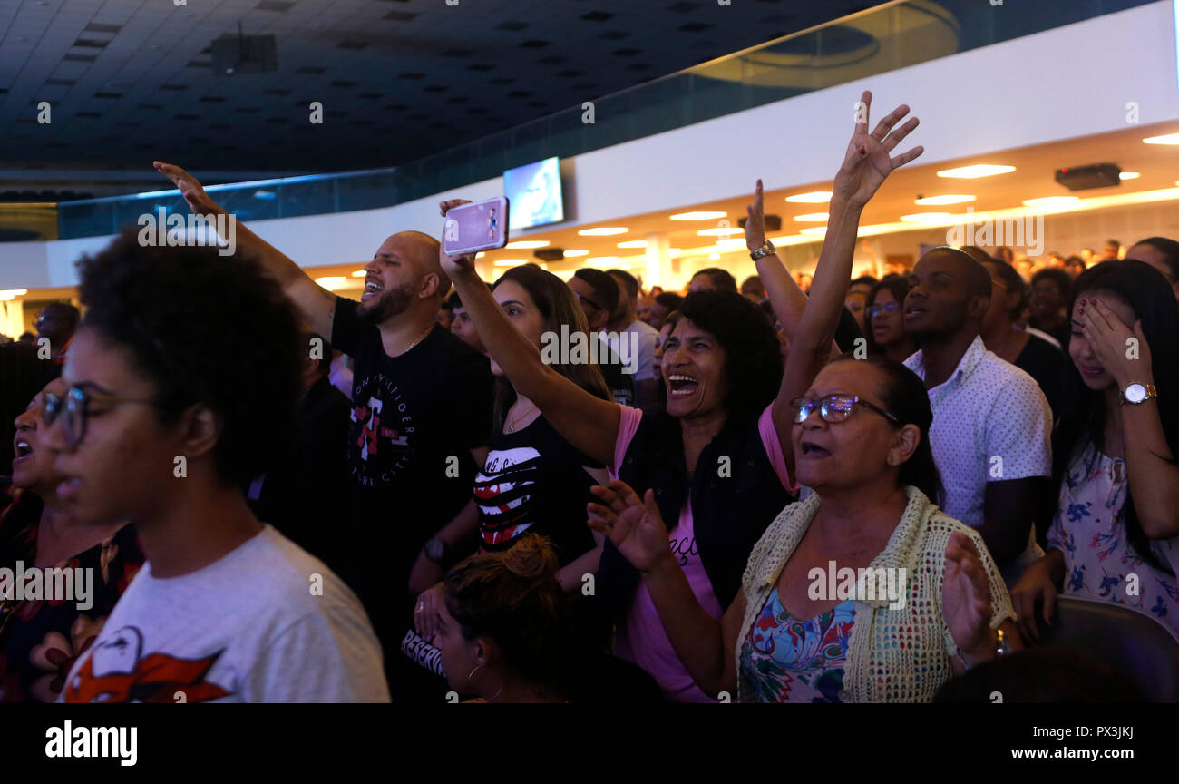 Rio de Janeiro, Brésil. 18 Oct, 2018. Les évangéliques participent à la dernière masse évangélique avant les élections au Brésil. Le populiste de droite candidate présidentielle Bolsonaro reçoit une impulsion supplémentaire à partir de la mouvements protestants au Brésil, qui appuient son programme conservateur. Crédit : Ian Cheibub/dpa/Alamy Live News Banque D'Images