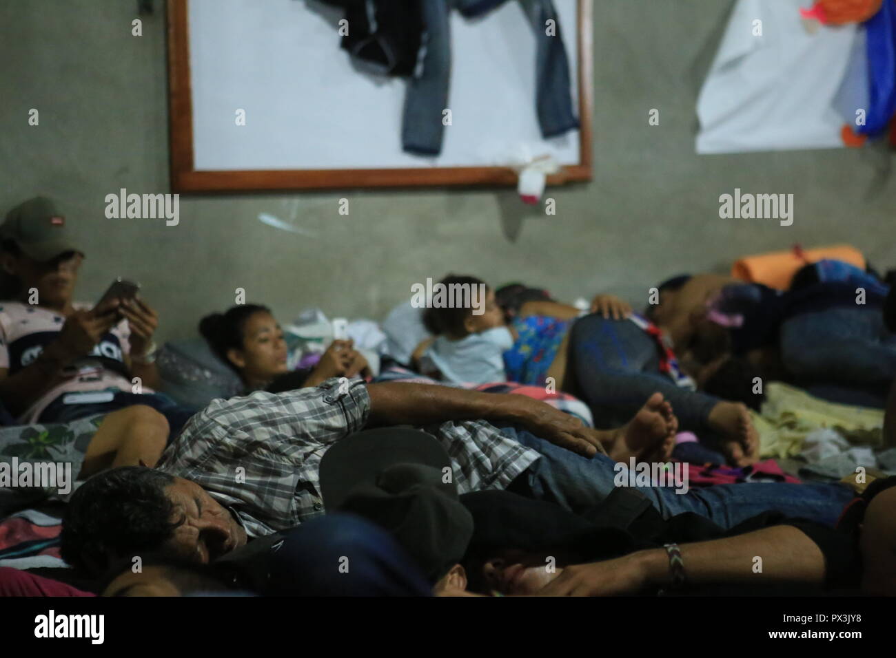 Tecun Uman, au Guatemala. 19 Oct, 2018. Les migrants en provenance du Honduras dormir dans un abri pour les réfugiés. Nous Président Trump menace la fermeture de la frontière avec le Mexique par ses forces armées après que des milliers de migrants en provenance d'Amérique latine se sont rendu aux USA. Au Guatemala, entre-temps, d'autres migrants en provenance du Honduras sont arrivés dans les centres pour réfugiés. Credit : Morena Perez Joachin/dpa/Alamy Live News Banque D'Images
