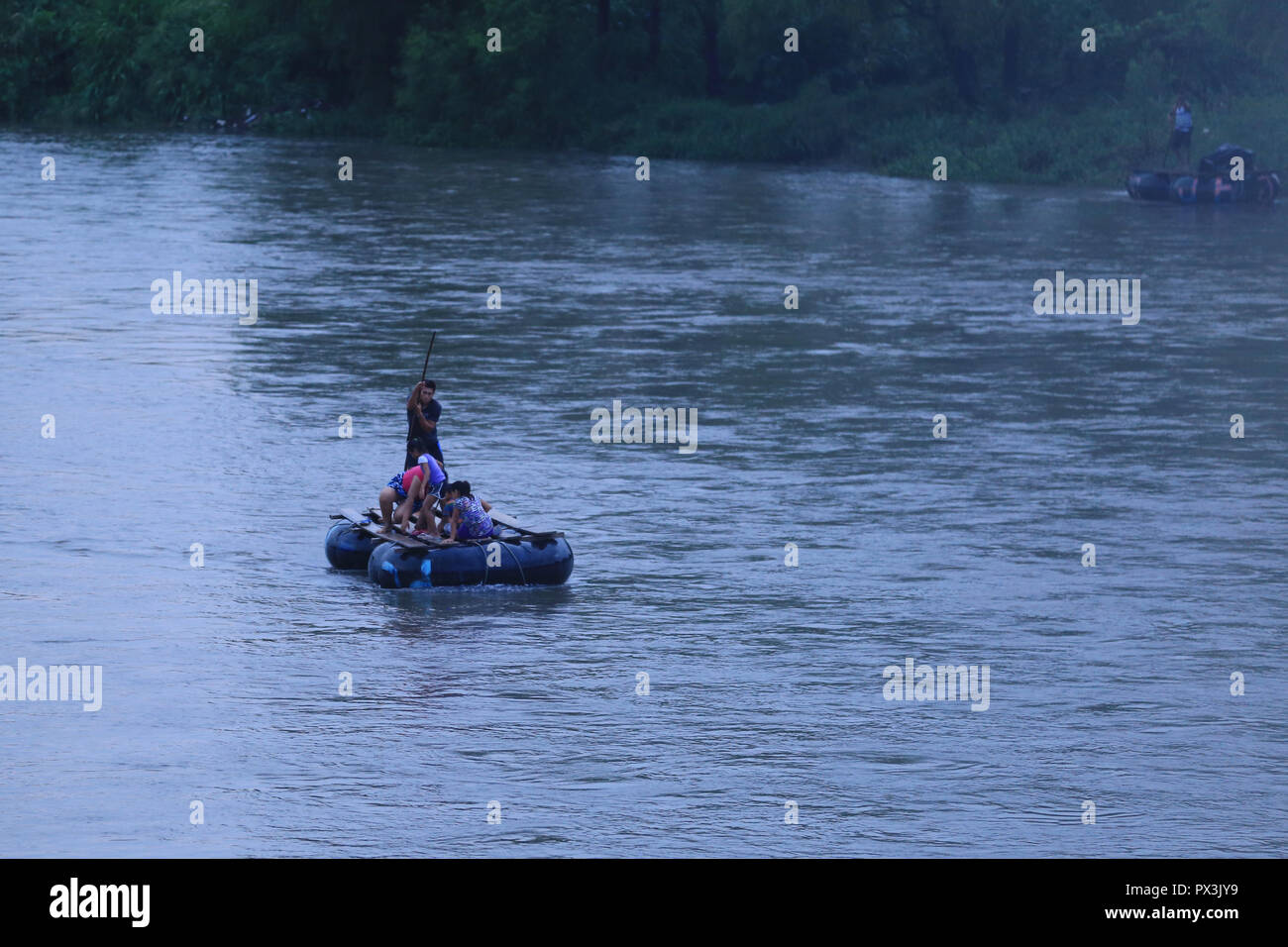 Tecun Uman, au Guatemala. 19 Oct, 2018. Les migrants en provenance du Honduras traverser une rivière avec un radeau. Nous Président Trump menace la fermeture de la frontière avec le Mexique par ses forces armées après que des milliers de migrants en provenance d'Amérique latine se sont rendu aux USA. Au Guatemala, entre-temps, d'autres migrants en provenance du Honduras sont arrivés dans les centres pour réfugiés. Credit : Morena Perez Joachin/dpa/Alamy Live News Banque D'Images