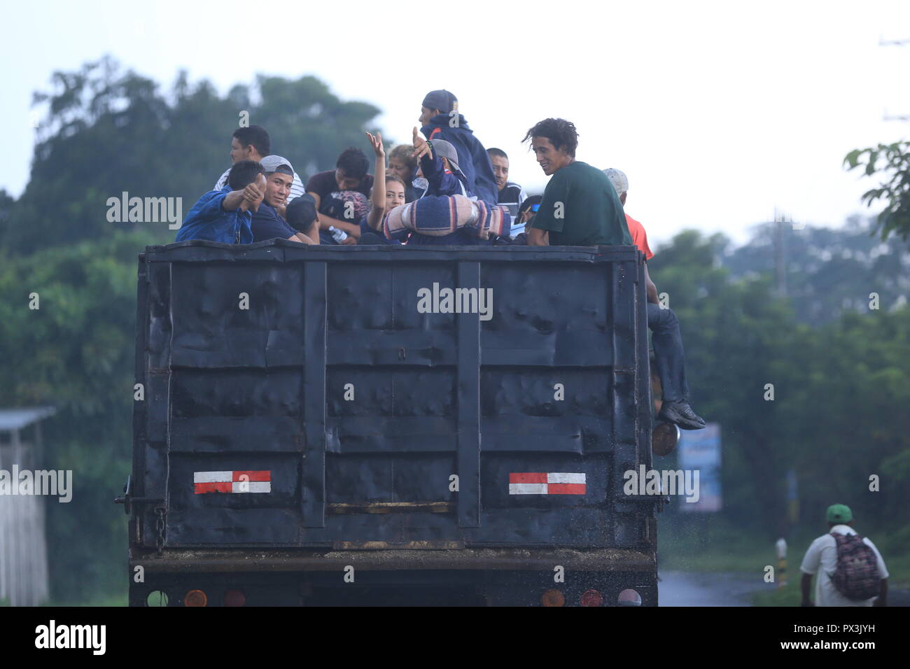 Tecun Uman, au Guatemala. 19 Oct, 2018. Les migrants en provenance du Honduras prendre un camion à la frontière mexicaine. Nous Président Trump menace la fermeture de la frontière avec le Mexique par ses forces armées après que des milliers de migrants en provenance d'Amérique latine se sont rendu aux USA. Au Guatemala, entre-temps, d'autres migrants en provenance du Honduras sont arrivés dans les centres pour réfugiés. Credit : Morena Perez Joachin/dpa/Alamy Live News Banque D'Images