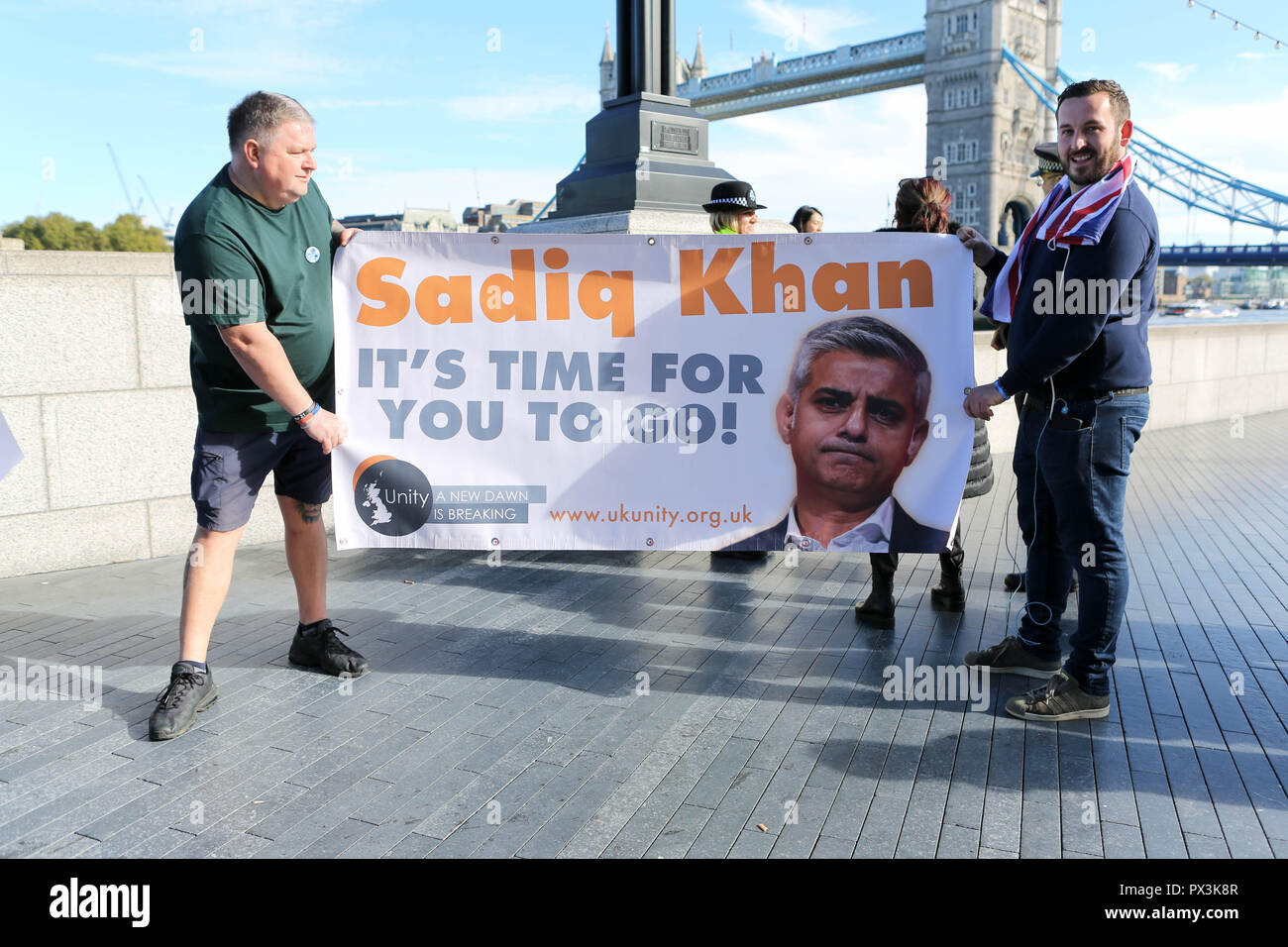 Londres, Royaume-Uni. 19 Oct, 2018. Protestation organisée à l'unité l'Assemblée de Londres à sac le maire de Londres Sadie Khan. La revendication de l'unité de meurtres, attaques à l'acide et les viols se sont multipliés sous le leadership du maire actuel. Penelope Barritt/Alamy Live News Banque D'Images