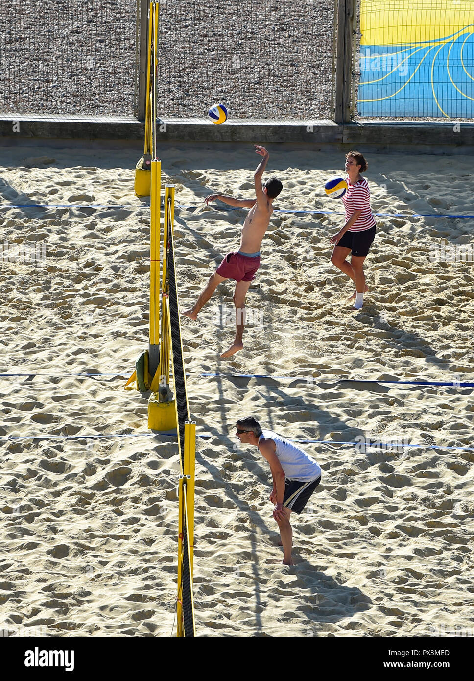 Brighton UK 19 octobre 2018 - Beach volley profiter du magnifique temps chaud et ensoleillé au Yellowave Center sur le front de mer de Brighton aujourd'hui Crédit : Simon Dack/Alamy Live News Banque D'Images