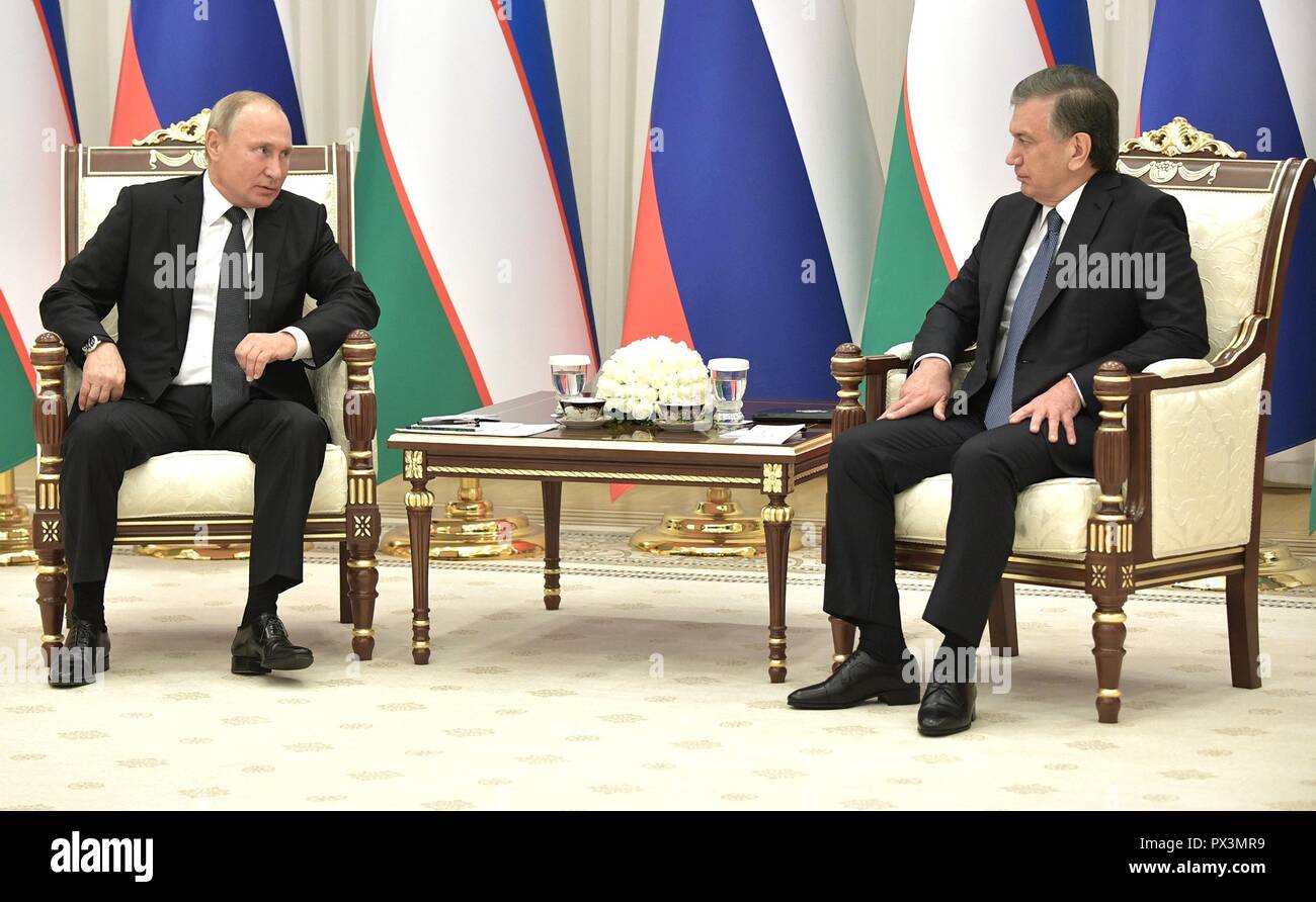Tachkent, Ouzbékistan. 19 octobre 2018. Le président russe Vladimir Poutine, à gauche, lors d'une réunion bilatérale avec le président ouzbek Shavkat Mirziyoyev à la résidence présidentielle, 19 octobre 2018 à Tachkent, Ouzbékistan. Credit : Planetpix/Alamy Live News Banque D'Images Tachkent, Ouzbékistan. 19 octobre 2018. Le président russe Vladimir Poutine, à gauche, lors d'une réunion bilatérale avec le président ouzbek Shavkat Mirziyoyev à la résidence présidentielle, 19 octobre 2018 à Tachkent, Ouzbékistan. Credit : Planetpix/Alamy Live News Banque D'Images