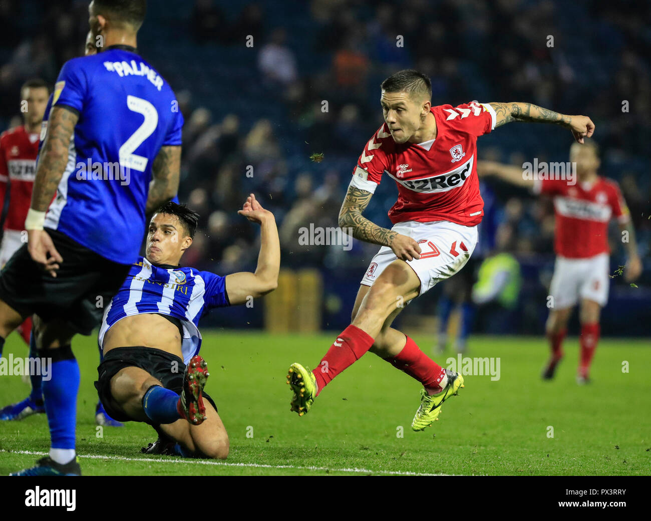 Stade de Hillsborough, à Sheffield, Royaume-Uni. 19 Oct, 2018. L'EFL championnat de football, Sheffield mercredi contre Middlesbrough, Muhamed BESIC de Middlesbrough tire un coup au but mais il a été sauvé : Action Crédit Plus Sport/Alamy Live News Banque D'Images