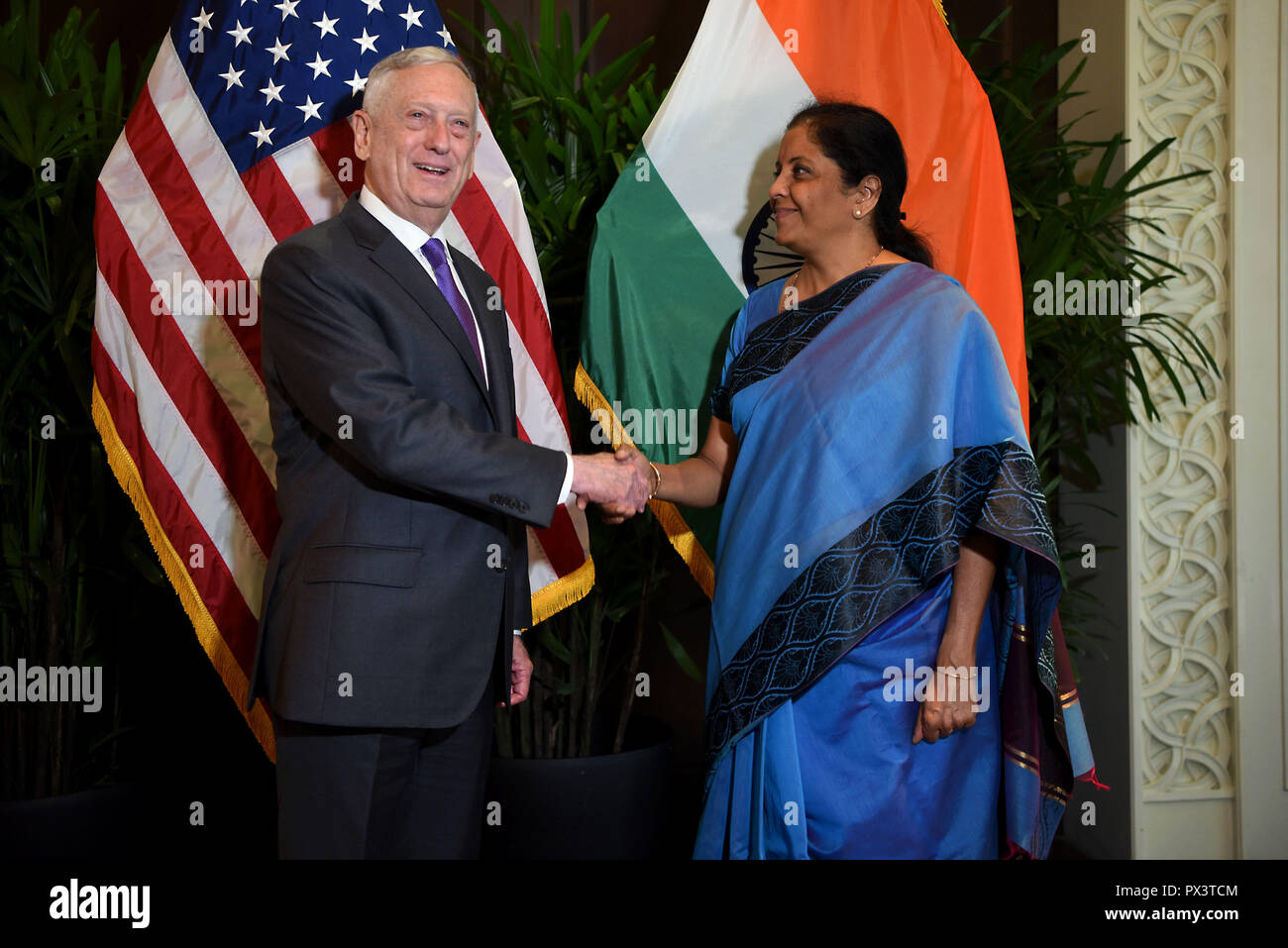 Singapour. 18 octobre 2018. Le secrétaire américain à la Défense, James Mattis, gauche, serre la main du ministre de la Défense Indien Nirmala Sitharaman au cours de la réunion des ministres de la défense de l'ANASE, 19 octobre 2018 à Singapour. Credit : Planetpix/Alamy Live News Banque D'Images