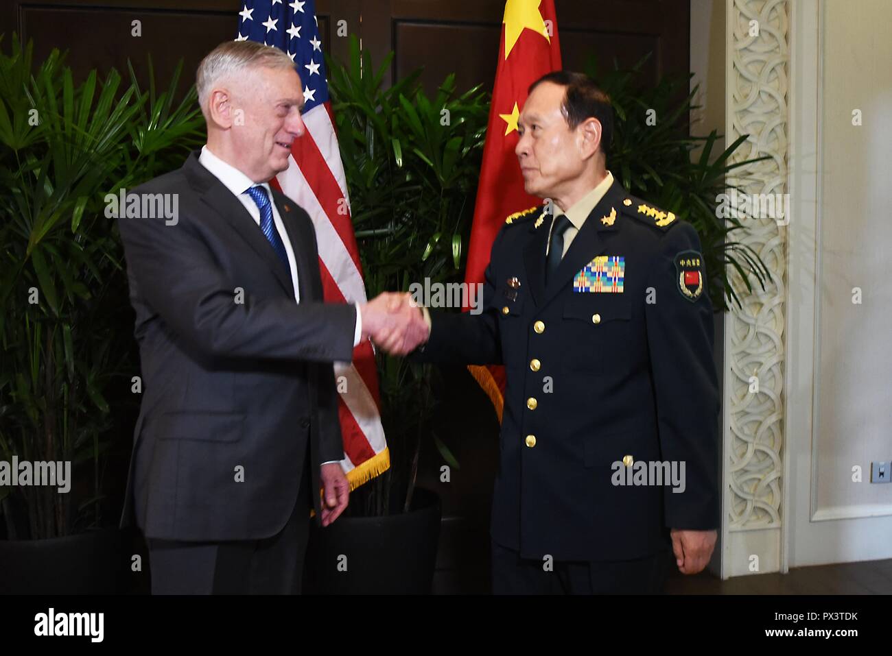 Singapour. 18 octobre 2018. Le secrétaire américain à la Défense, James Mattis, gauche, serre la main du ministre chinois de la Défense nationale Le Général Wei Fenghe en marge de la réunion des ministres de la défense de l'ANASE, 18 octobre 2018 à Singapour. Credit : Planetpix/Alamy Live News Banque D'Images