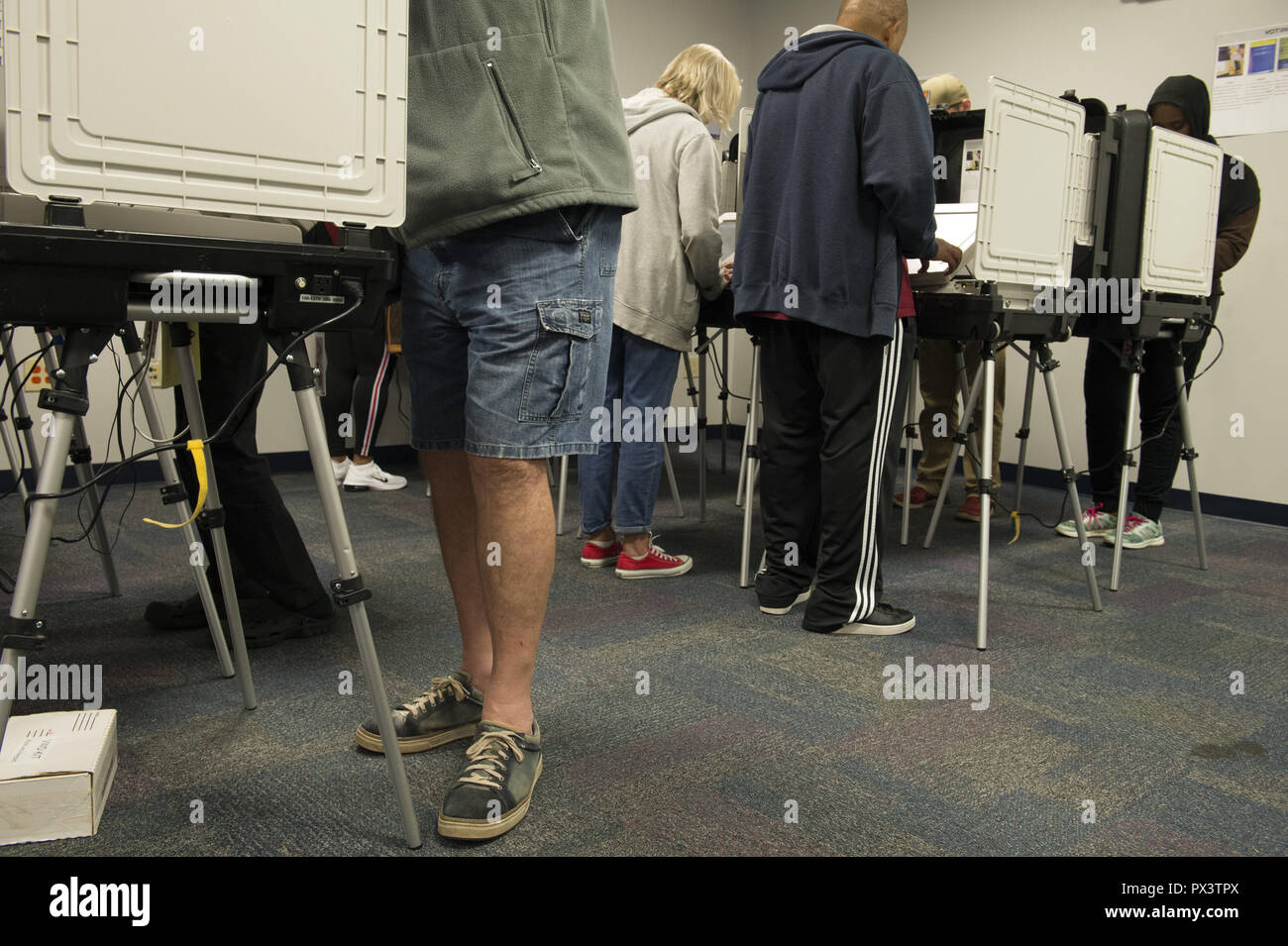 Lawrenceville, GA, USA. 19 Oct, 2018. Gwinnett County résidents de la Géorgie d'attendre à l'extérieur d'un bureau d'inscription des électeurs comme le vote anticipé a continué vendredi, avec certains résidents attendu presque deux heures aux heures de pointe. Crédit : Robin Rayne Nelson/ZUMA/Alamy Fil Live News Banque D'Images