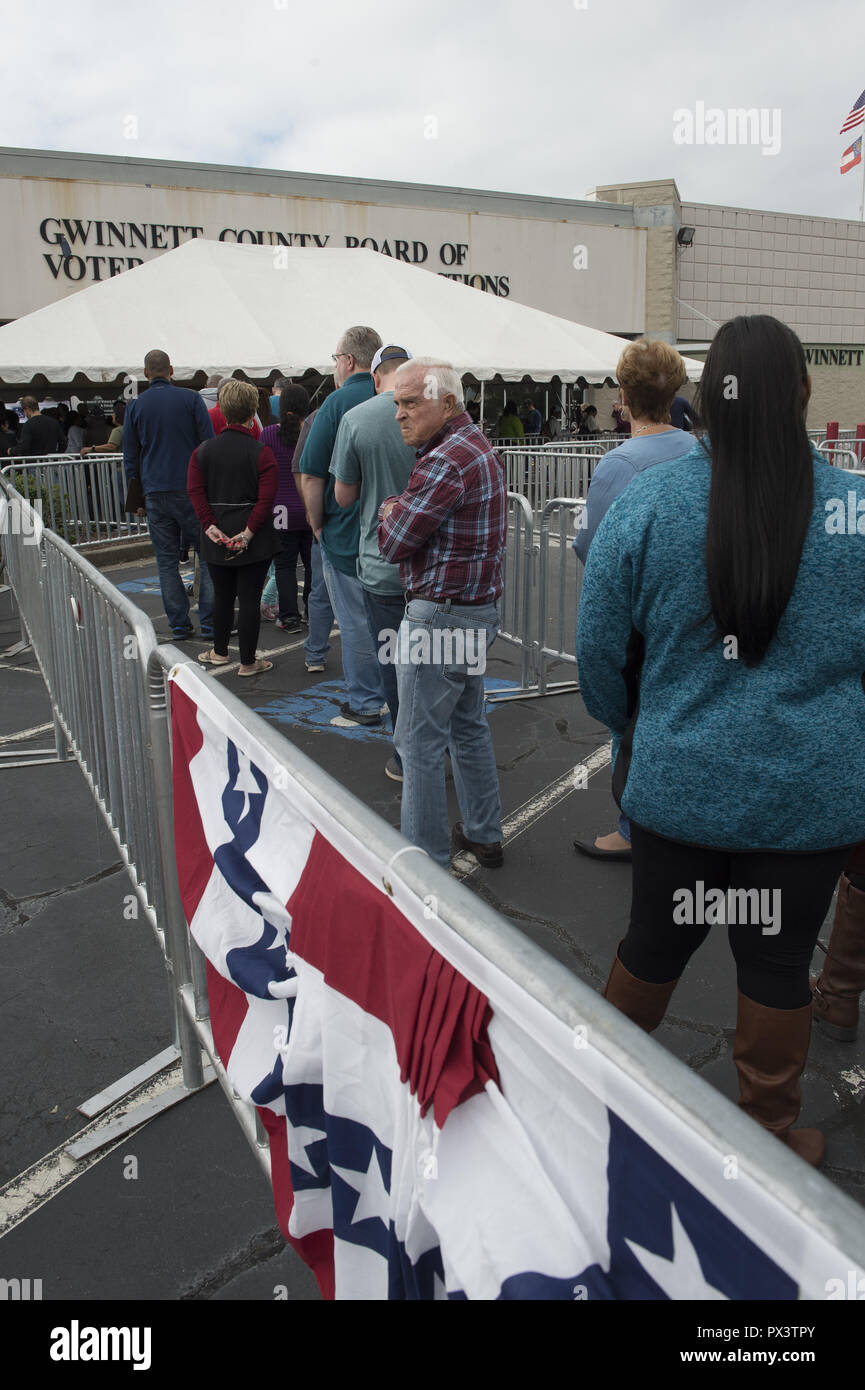 Lawrenceville, GA, USA. 19 Oct, 2018. Gwinnett County résidents de la Géorgie d'attendre à l'extérieur d'un bureau d'inscription des électeurs comme le vote anticipé a continué vendredi, avec certains résidents attendu presque deux heures aux heures de pointe. Crédit : Robin Rayne Nelson/ZUMA/Alamy Fil Live News Banque D'Images