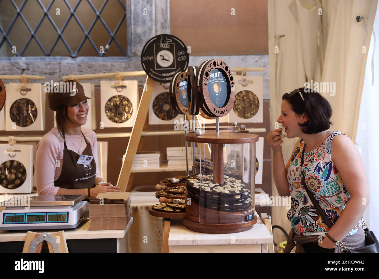 Pérouse, Italie. 19 Oct, 2018. Une femme chocolat goût lors de la 25e à l'Eurochocolate Perugia, Italie, le 19 octobre 2018. Le 25e festival du chocolat Eurochocolate 'international' a débuté le vendredi à Pérouse, une ville italienne avec une tradition de production de chocolat. Le festival annuel offert une variété d'activités, y compris l'art du chocolat, dégustation de chocolat, affiche des spectacles de rue et de chocolat de la sculpture. Credit : Cheng Tingting/Xinhua/Alamy Live News Banque D'Images