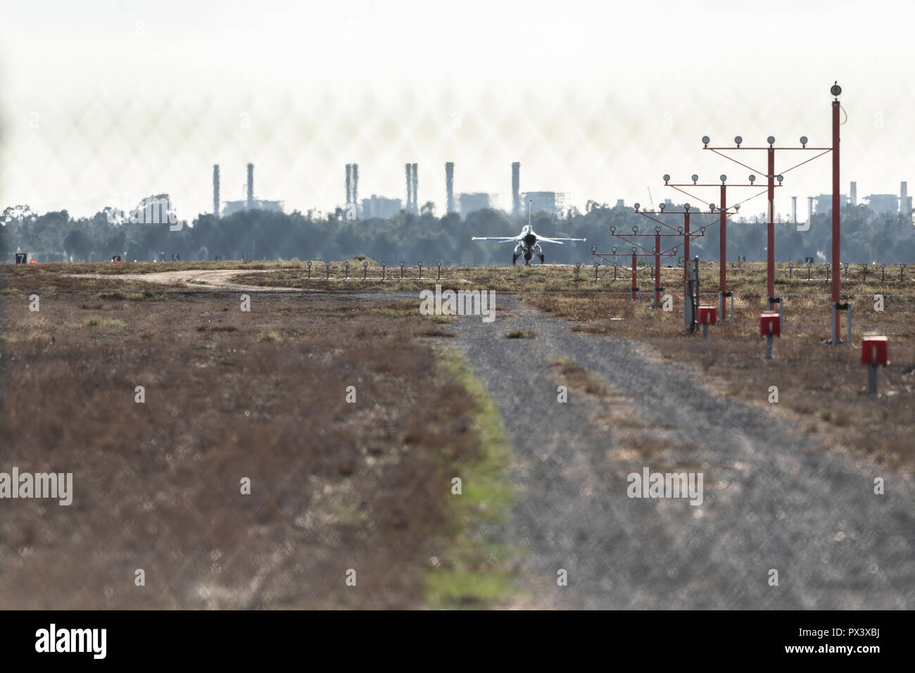 Los Alamitos, CA. Les Thunderbirds de l'USAF F-16 Falcon se prépare à décoller à travers les vagues de chaleur sur la piste à partir de la base d'entraînement de forces interarmées de l'Alamintos Los pour le grand spectacle aérien du Pacifique, 19 octobre, 2018. Crédit Crédit : Benjamin Ginsberg : Benjamin Ginsberg/Alamy Live News Banque D'Images