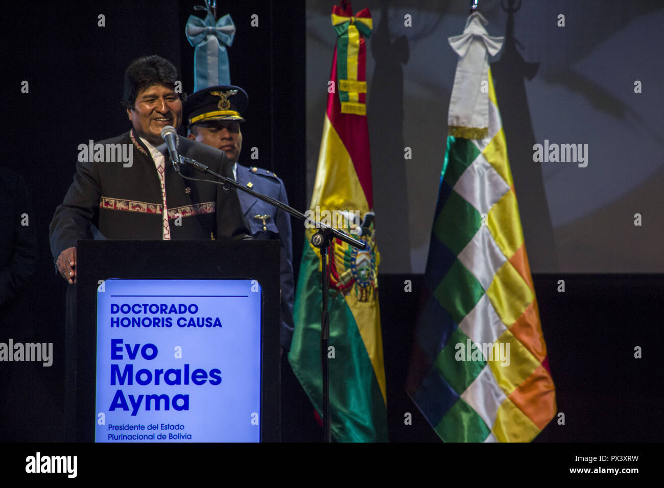 Buenos Aires, capitale fédérale, l'Argentine. 19 Oct, 2018. Le président de la Bolivie, Evo Morales, a été distingué avec le Doctorat Honoris Causa de l'Université Métropolitaine de l'éducation et du Travail (UMET). La maison d'études des travailleurs de l'union des gestionnaires d'immeuble reconnu la trajectoire et les actions de l'leader bolivien dans la promotion de l'éducation et l'inclusion sociale comme facteur d'égalisation. Credit : Roberto Almeida Aveledo/ZUMA/Alamy Fil Live News Banque D'Images