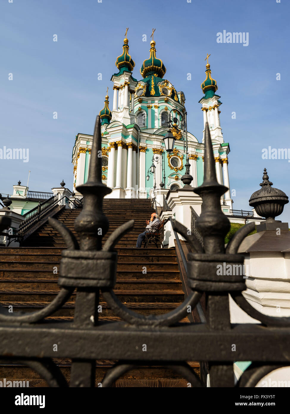 Vue de la Verkhovna Rada de l'Ukraine après sa main sur d'eglise de Saint-andré en libre usage permanent du Patriarcat Œcuménique à l'exercice de cultes et de rites. Banque D'Images