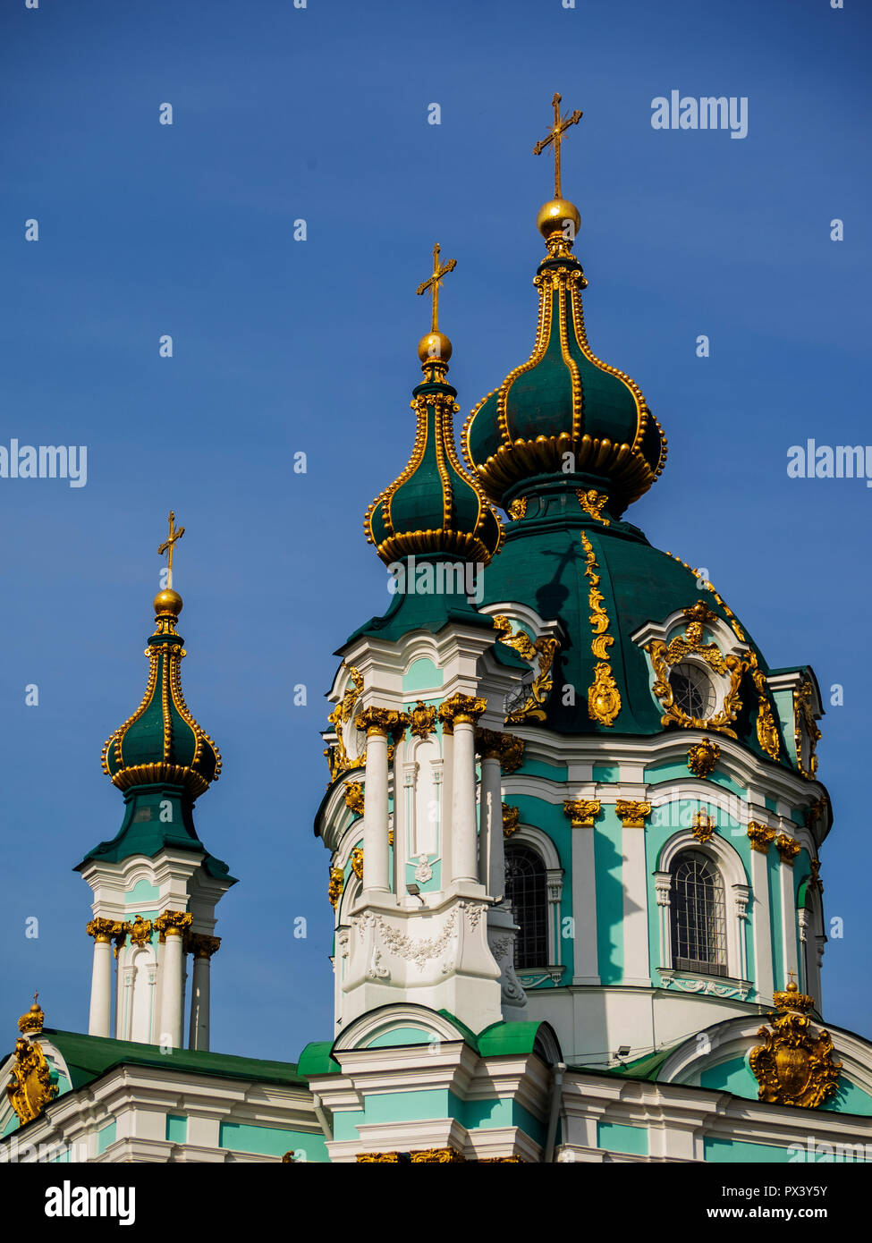Vue de la Verkhovna Rada de l'Ukraine après sa main sur d'eglise de Saint-andré en libre usage permanent du Patriarcat Œcuménique à l'exercice de cultes et de rites. Banque D'Images